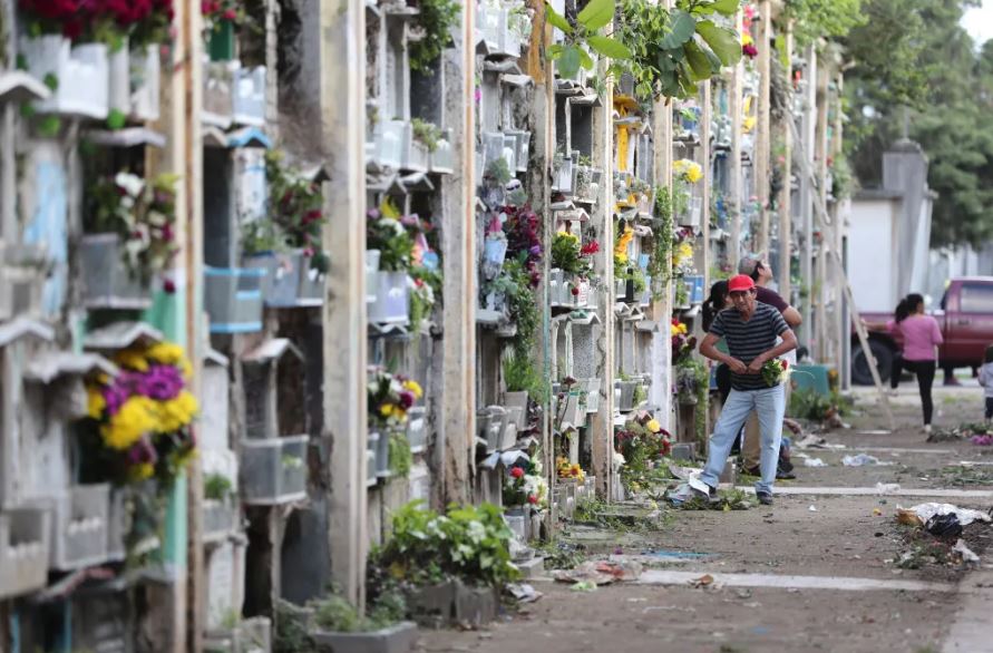 En el Cementerio General en la zona 3 de la capital se espera la llegada de miles de visitantes este 1 de noviembre de 2023. (Foto Prensa Libre: Erick Ávila) 