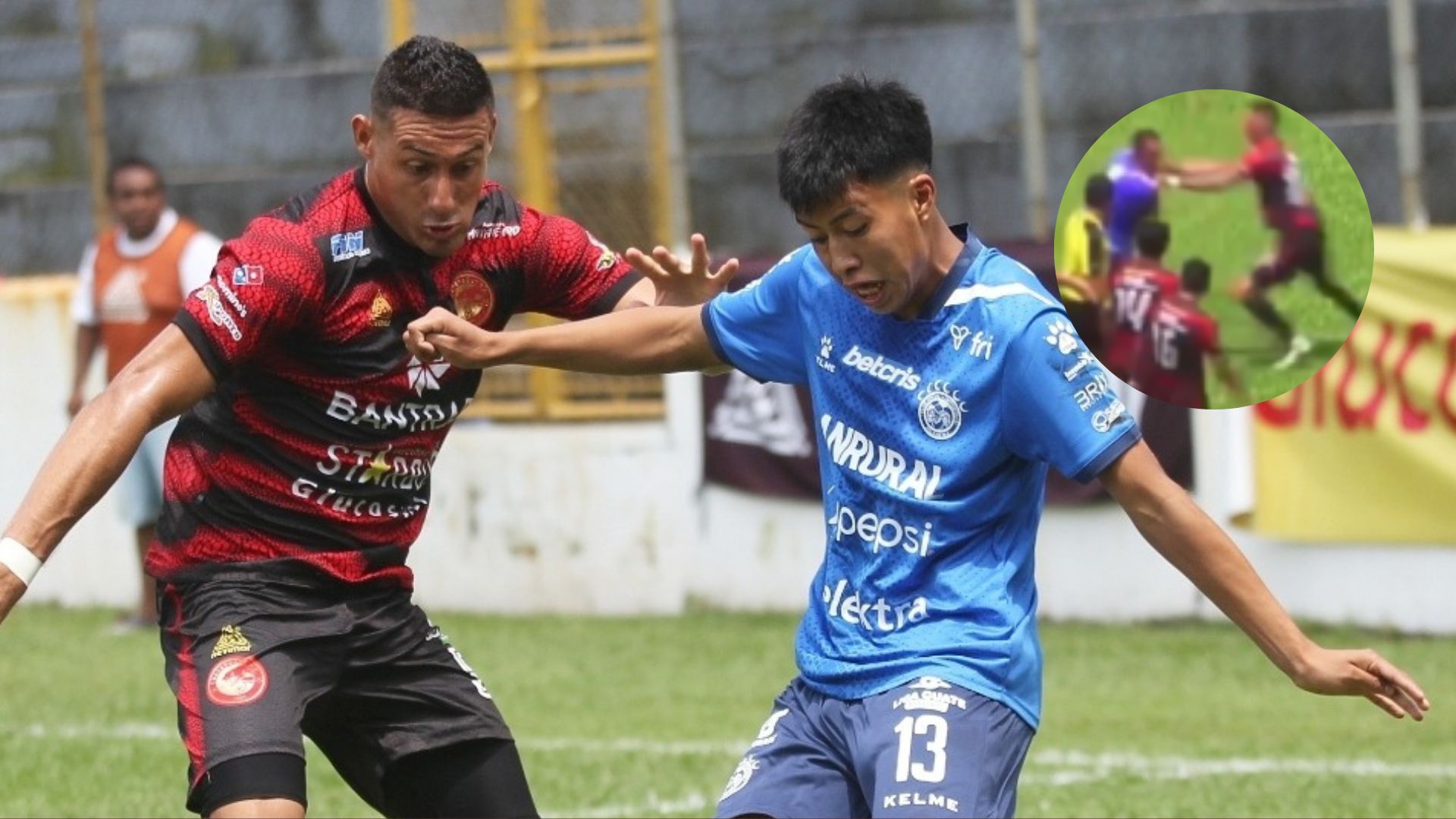 El futbolista de Xelajú, Justin Rancoj (13), disputa el balón con su rival de Coatepeque, Cristian Guerra. (Foto Prensa Libre: Xelajú)