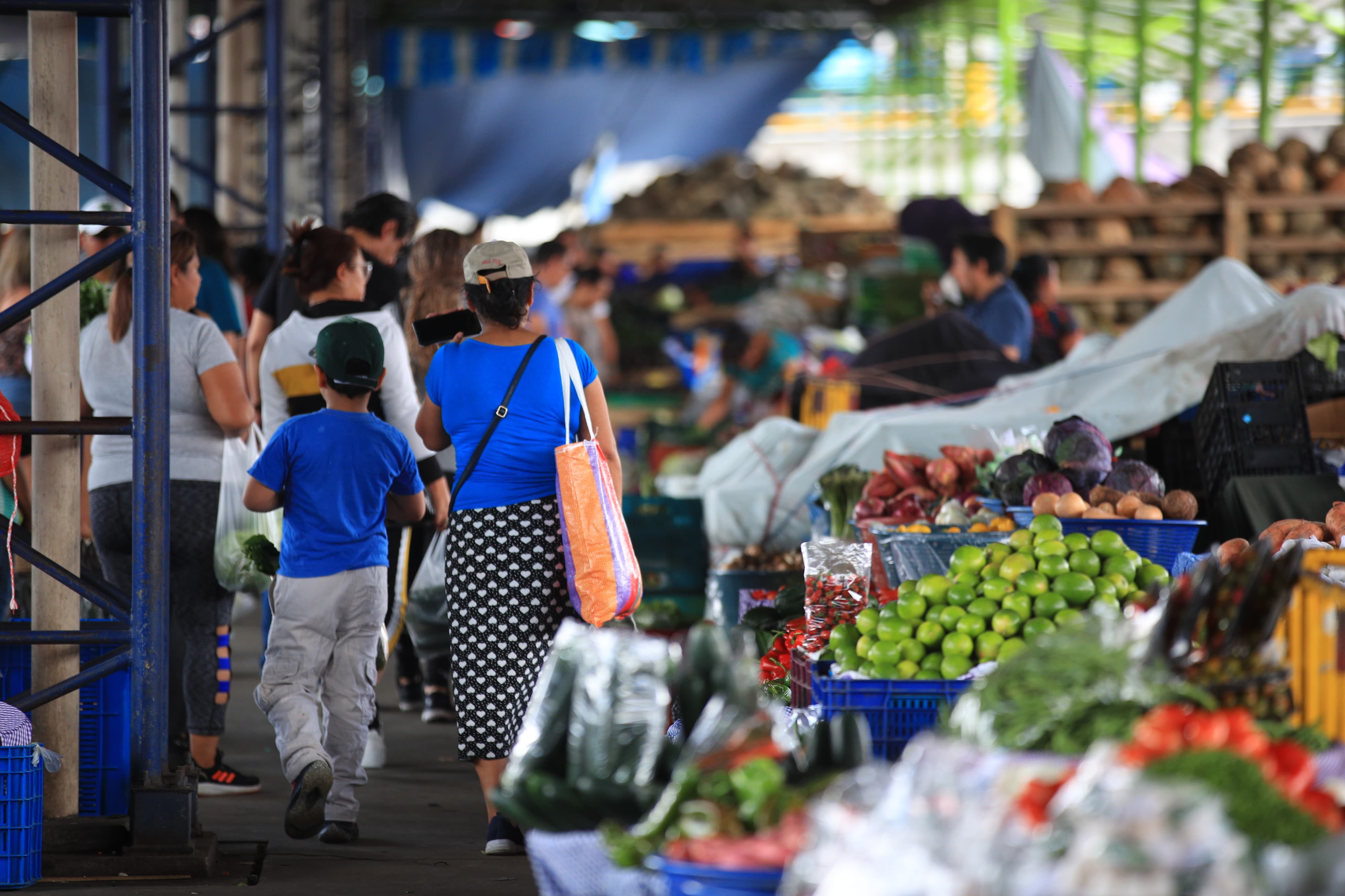 Varias personas llegan al mercado del CENMA a hacer sus compras de la semana. (Foto Prensa Libre: Carlos Hernández)