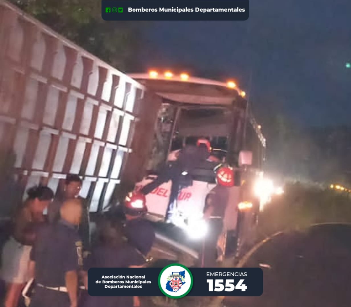 Socorristas atienden a personas afectadas en un accidente de tránsito en Suchitepéquez. (Foto Prensa Libre: CBMD)