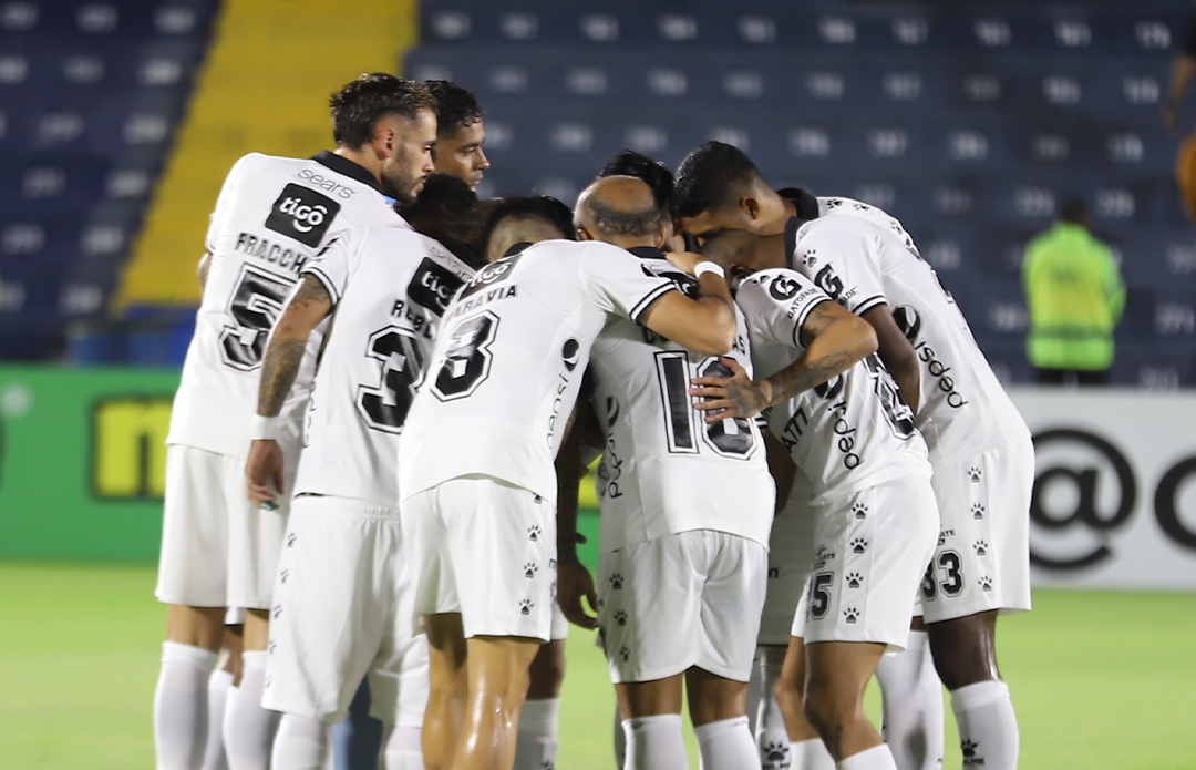 Comunicaciones FC juega ante Antigua GFC en el Doroteo Guamuch. Foto Prensa Libre (Comunicaciones FC) 