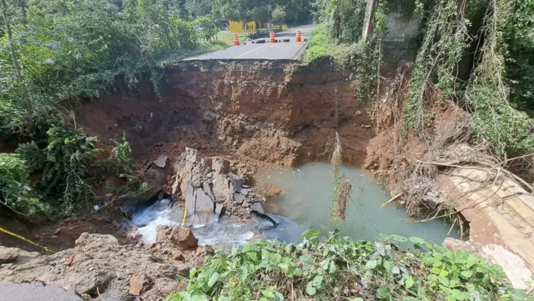 Muchos tramos de carreteras en diferentes jurisdicciones están en mal estado. En la foto el hundimiento en Taxisco. (Foto, Prensa Libre: Hemeroteca PL).