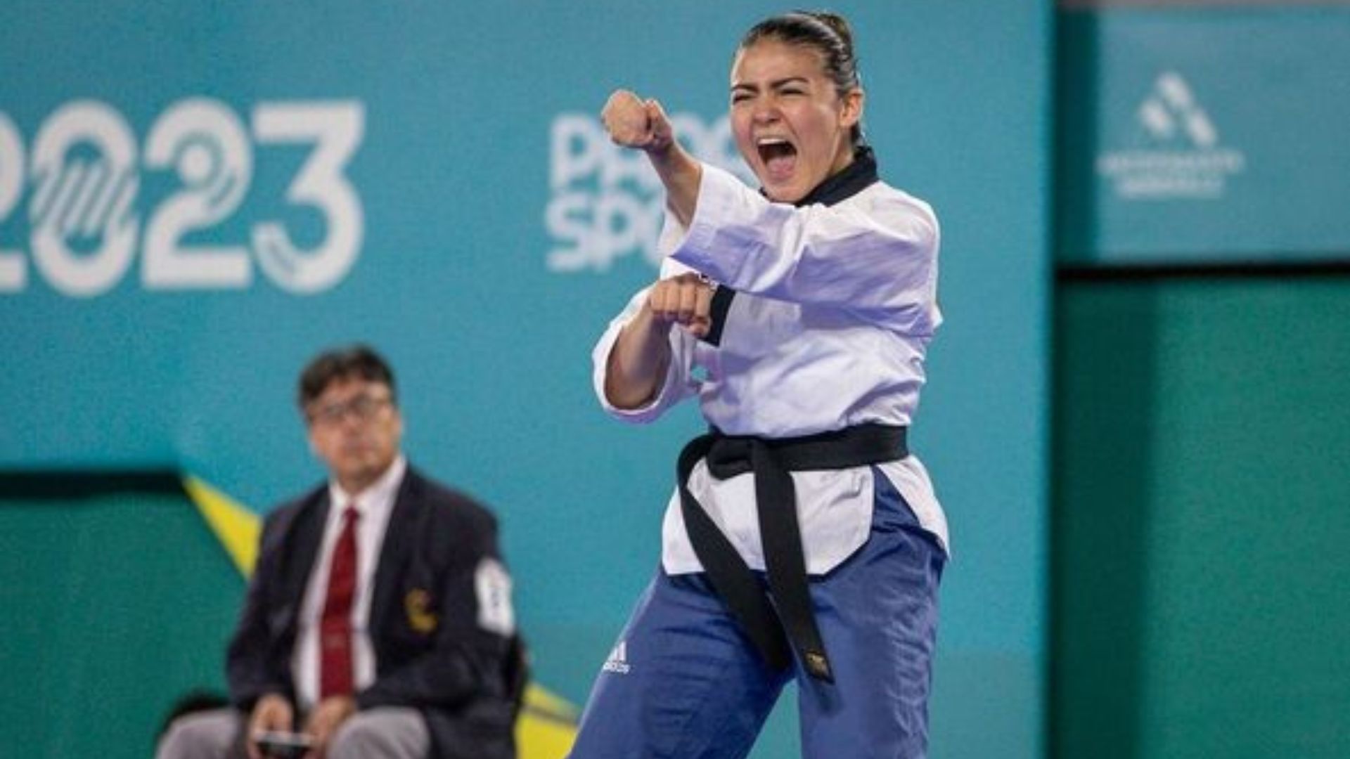 La deportista nacional, María Alejandra Higueros Luna, festeja su medalla de plata en Santiago 2023. (Foto Prensa Libre: Organización de Juegos Panamericanos)