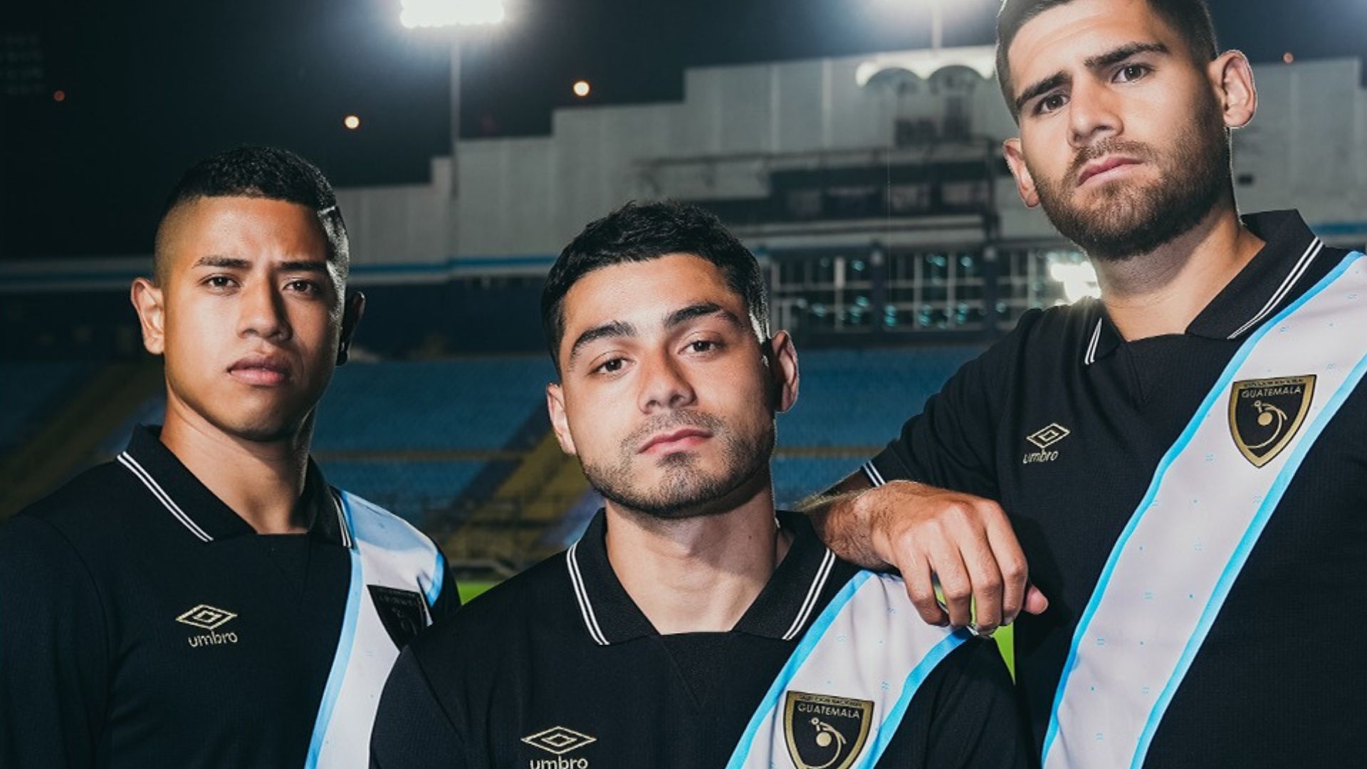 Los futbolistas de la Selección Naciona, Pedro Altán, Darwin Lom y José Carlos Pinto, lucieron la nueva piel de la Azul y Blanco. (Foto Prensa Libre: Fedefut)