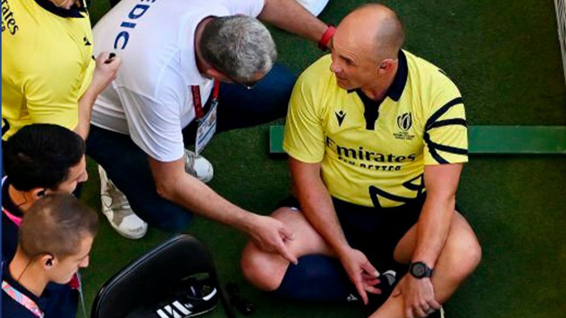 El árbitro sudafricano, Jaco Peyper al momento de lesionarse en el partido de cuartos de final entre Argentina y Gales del Mundial de Rugby. (Foto Prensa Libre: ESPN)