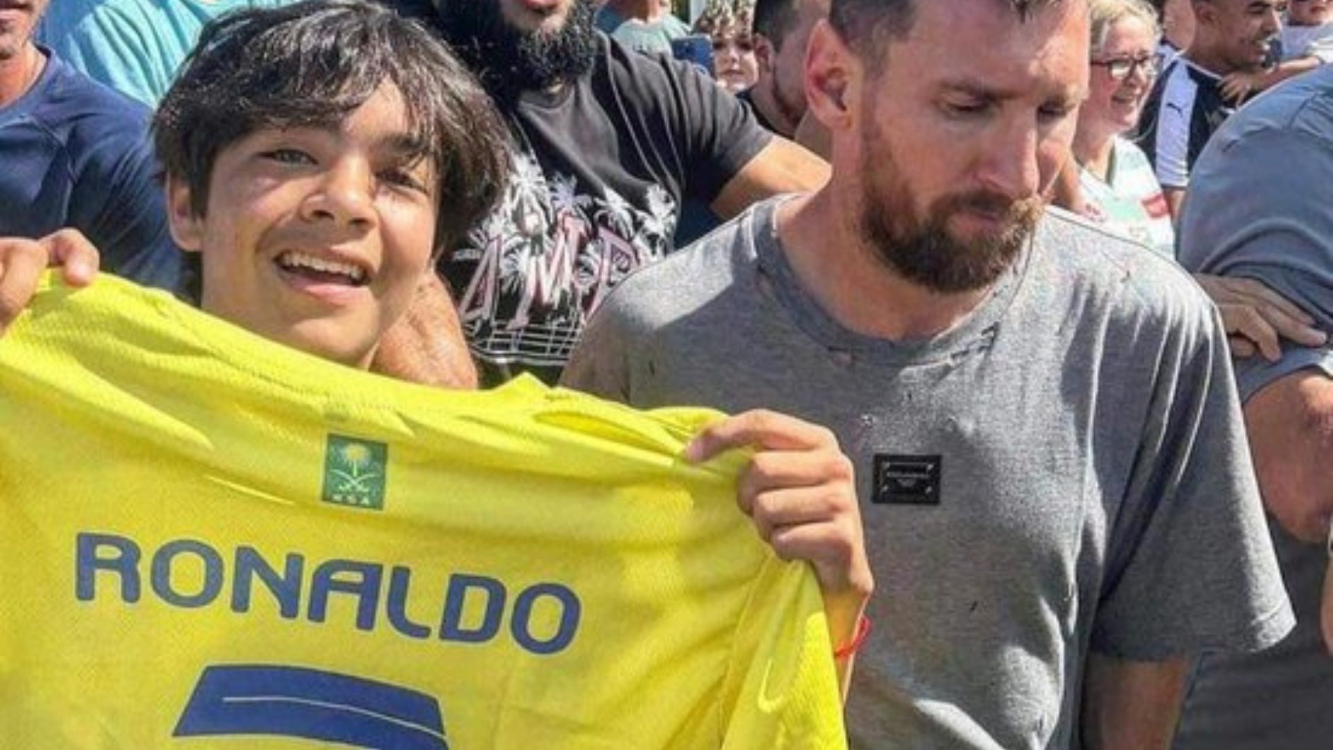 El capitán del Inter Miami, Lionel Messi, al momento de ser retratado junto a la playera de Cristiano Ronaldo. (Foto Prensa Libre: Fan10)