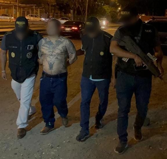 El departamento de investigación de delitos contra la vida de la DEIC-PNC capturó el 21 de septiembre a Bagner Alexander Morales García y/o Jorge Mario García, de 39 años, alias “el Hard y/o el Enano”, presunto integrante de la Mara Salvatrucha, en los campos de Gerona, zona 1. Una jueza lo dejó libre. (Foto Prensa Libre: PNC).