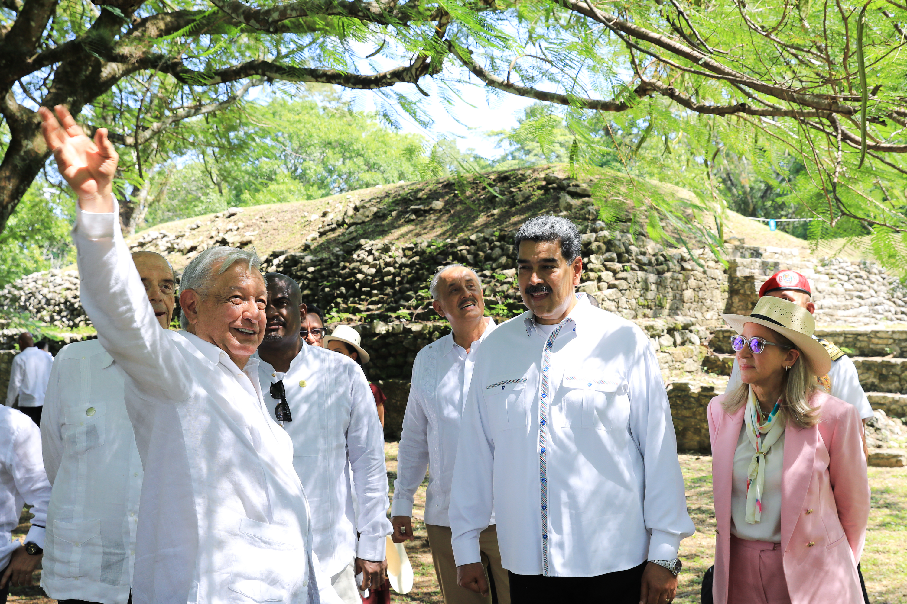 Fotografía cedida por la oficina de Prensa de Miraflores, del presidente venezolano, Nicolás Maduro, junto a su homólogo mexicano, Andrés Manuel López Obrador, entre otras autoridades, durante un encuentro hoy, en Chiapas (México). Foto Prensa Libre: EFE).