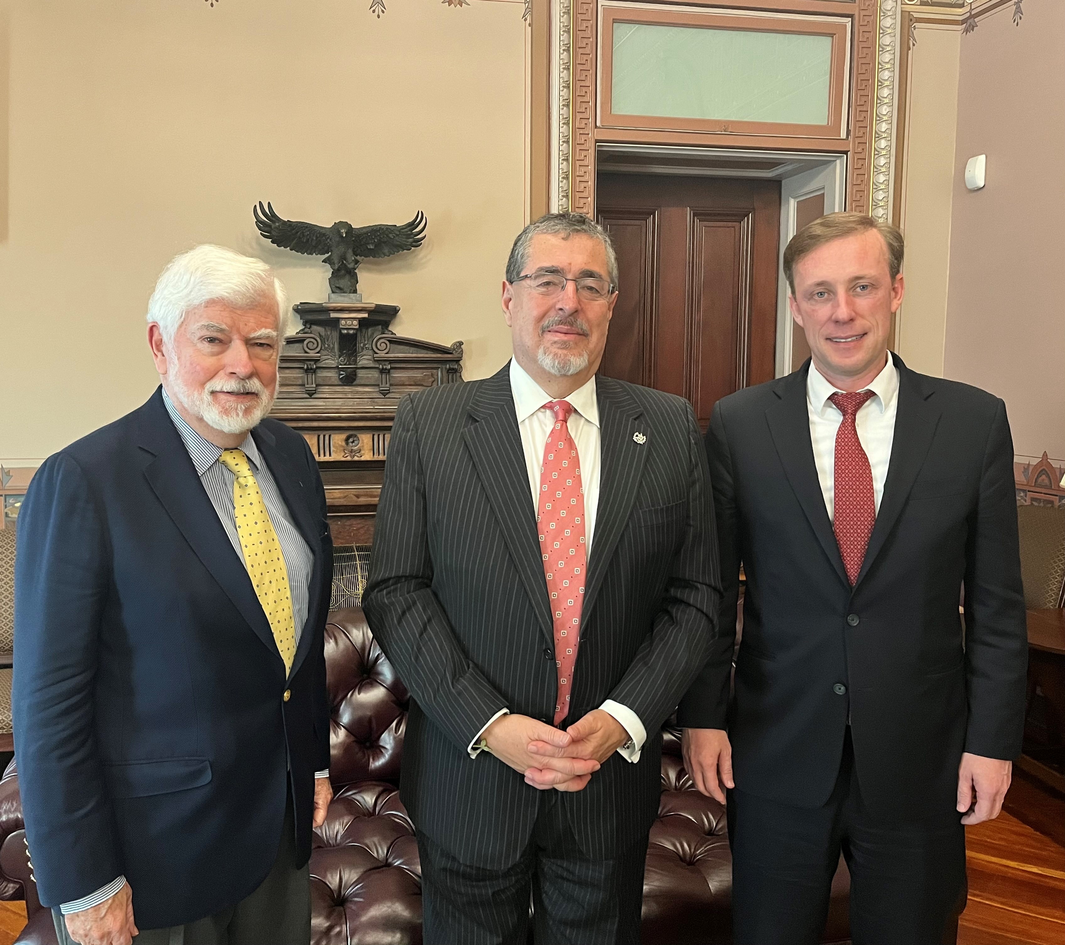 El presidente electo de Guatemala, Bernardo Arévalo, se reunió en Washington con el asesor Presidencial Especial, Chris Dodd, y el asesor de Seguridad Nacional, Jake Sullivan. (Foto Prensa Libre: Tomada de @JakeSullivan46)