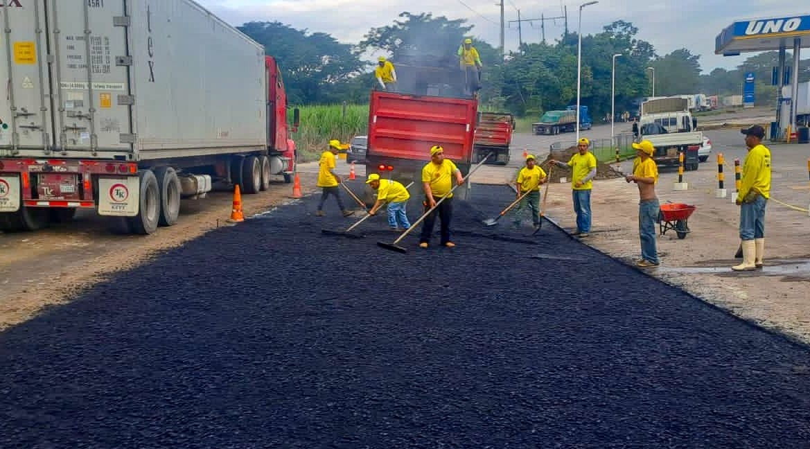 Covial informó que habilitaron el paso en el Km. 70 de la ruta CA-2 Occidente en Siquinalá, Escuintla. Para este 22 de octubre volverán a trabajar a partir de las 3 horas. (Foto Prensa Libre: Covial).