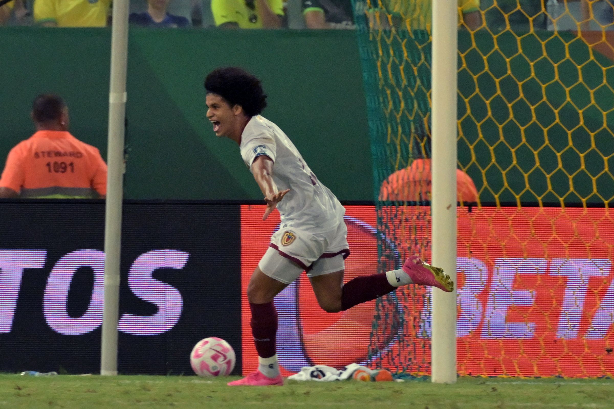 Eduard Bello celebra después de marcar el gol del empate de Venezuela contra Brasil. (Foto Prensa Libre: AFP).