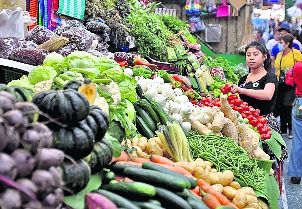 Vendedores del mercado central, ofrecen su producto para elaborar el tradicional fiambre en el Día de Todos los Santos.