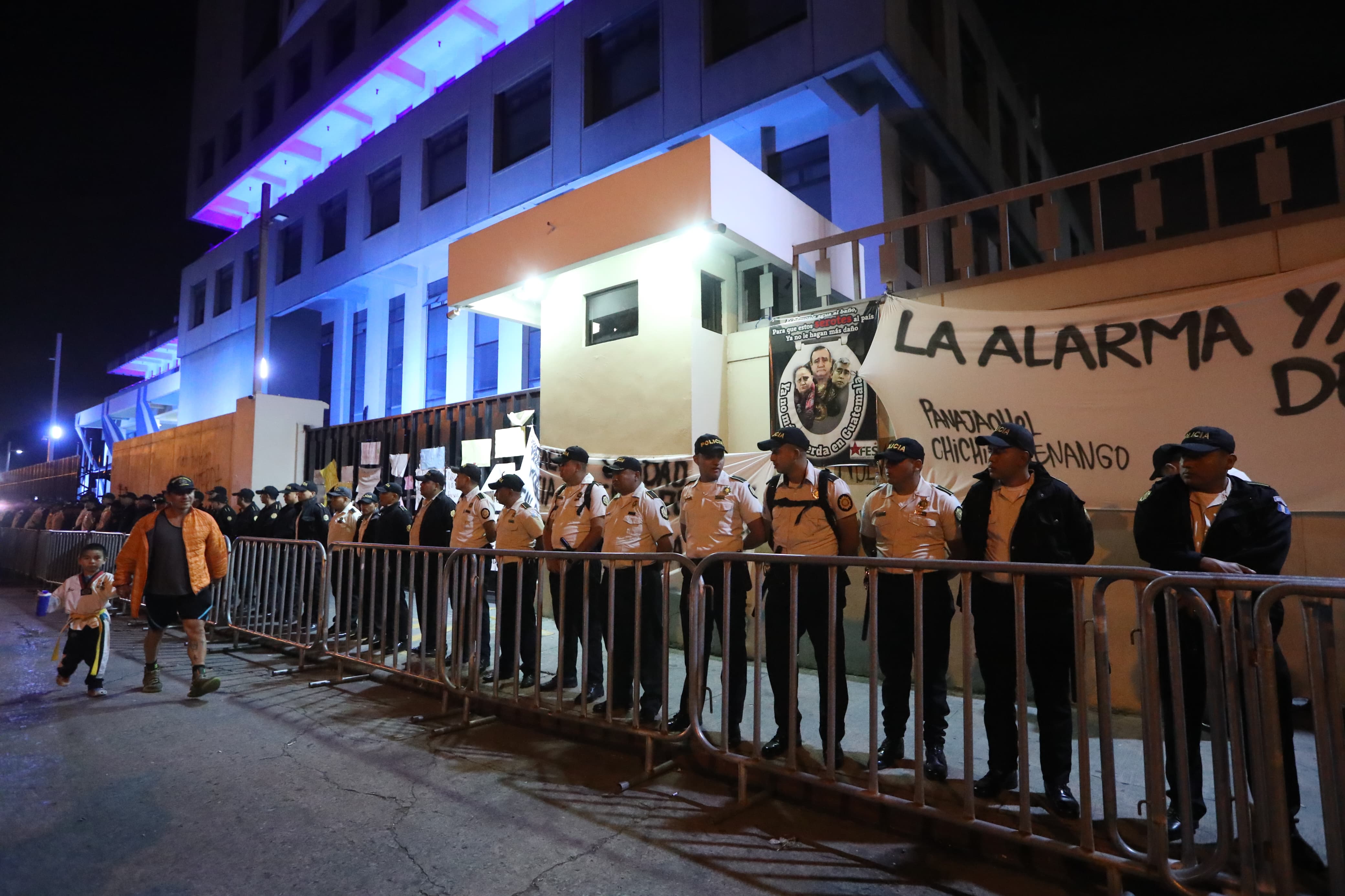 Fila de policías en el edificio del MP'