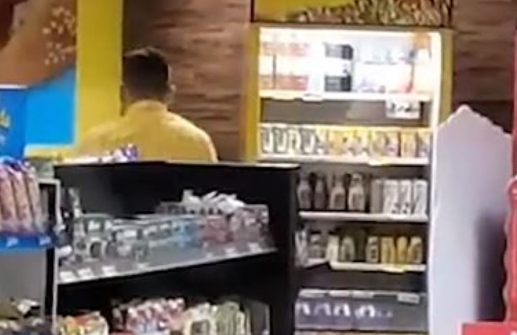 Una agresión contra una mujer quedó grabada en una tienda de conveniencia en Guatemala.  (Foto Prensa Libre: captura de pantalla)