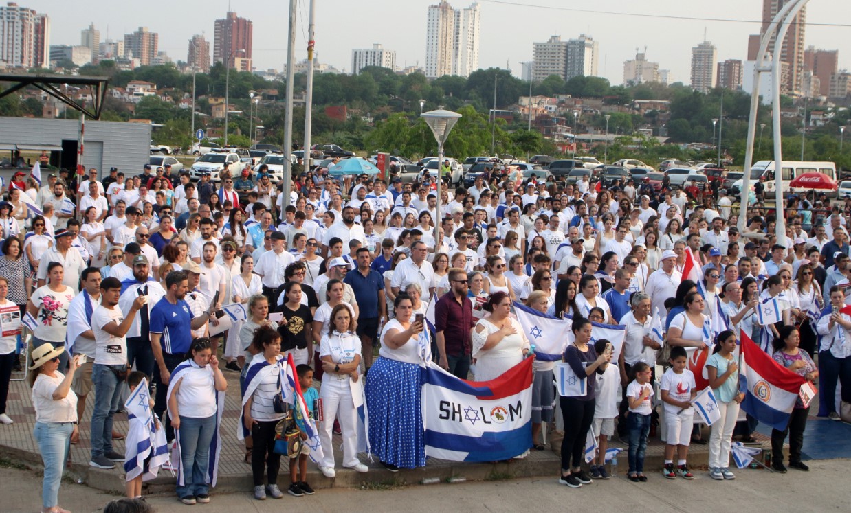 Manifestantes se solidarizan con Israel y familiares de los rehenes, en Asunción, Paraguay. (Foto Prensa Libre: EFE)