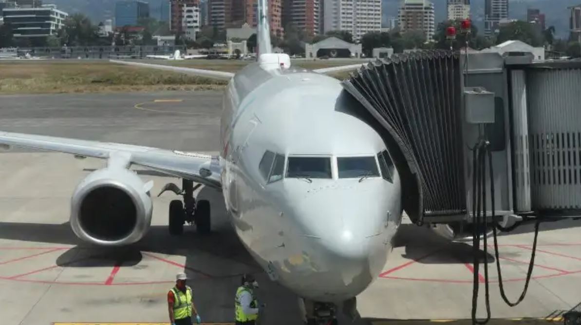 El Aeropuerto Internacional La Aurora se queda sin combustible por los bloqueos en los que manifestantes piden la renuncia de la fiscal Consuelo Porras. (Foto Prensa Libre: Hemeroteca PL) 