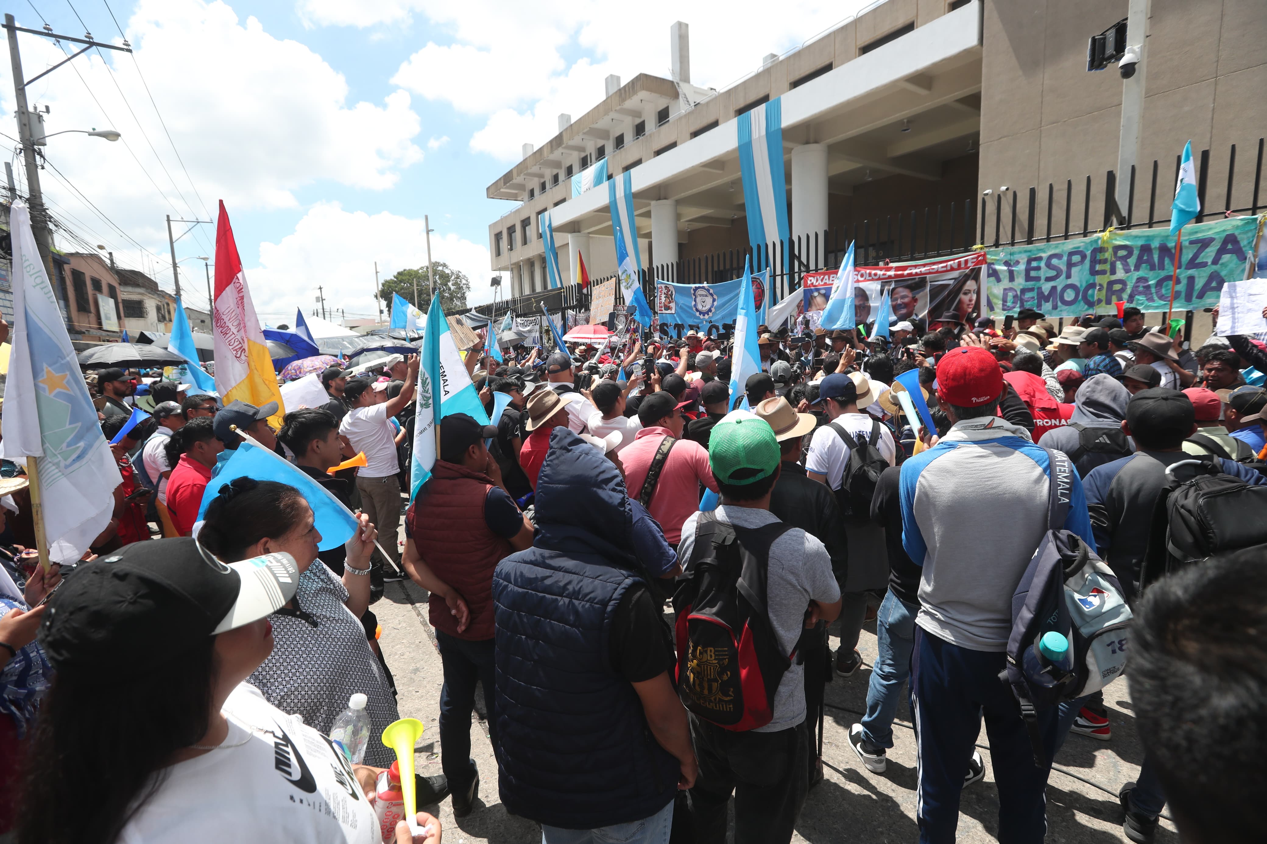 Protesta frente al MP para exigir la renuncia de  la fiscal general, Consuelo Porras. (Foto Prensa Libre: Érick Ávila)