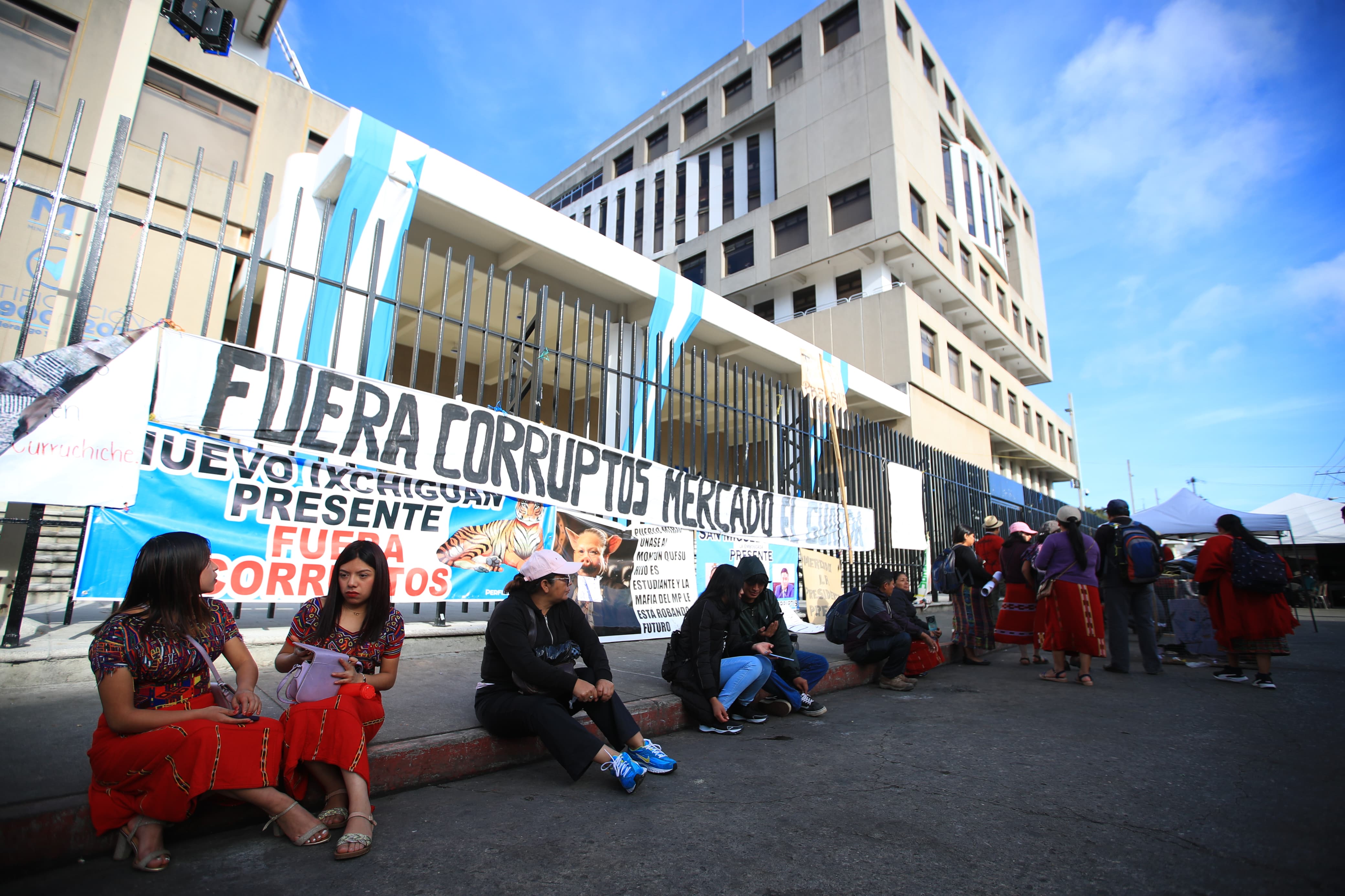 Manifestantes continúan afuera del edificio del MP, a pesar de que hay presencia policial y ayer se colocaron vallas para permitir el ingreso del personal del MP. (Foto Prensa Libre: Carlos Hernández).