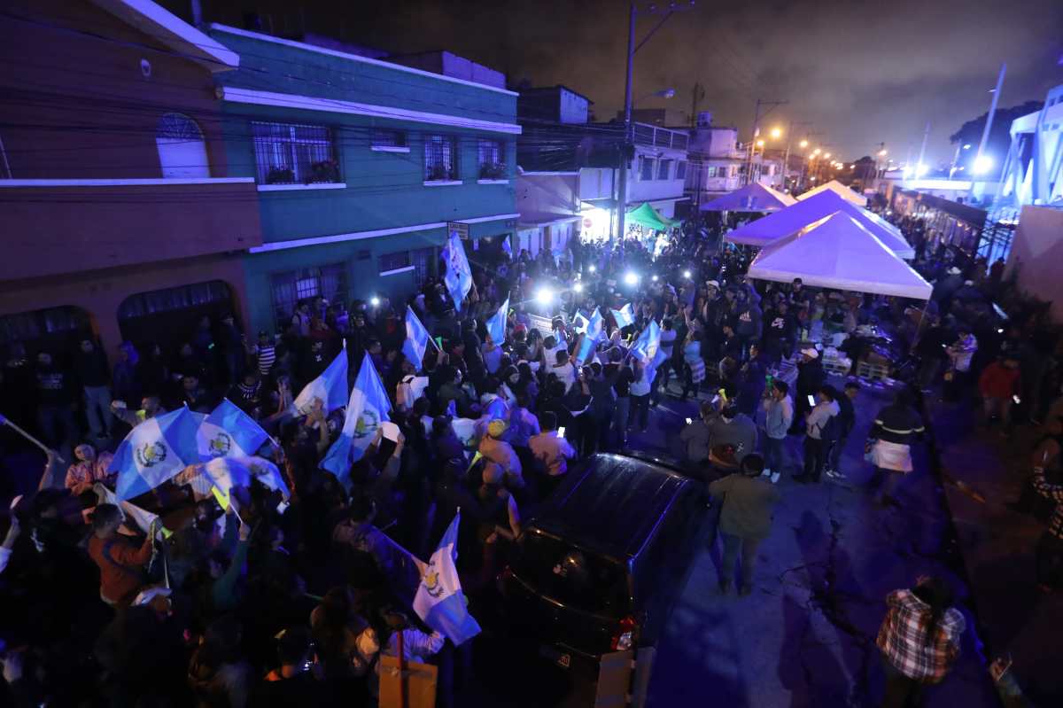 Una caravana de estudiantes universitarios salieron este miércoles con dirección al edificio del Ministerio Público, para formar parte de las manifestaciones que se llevan a cabo por tres días consecutivos. (Foto Prensa Libre: Esbin García)