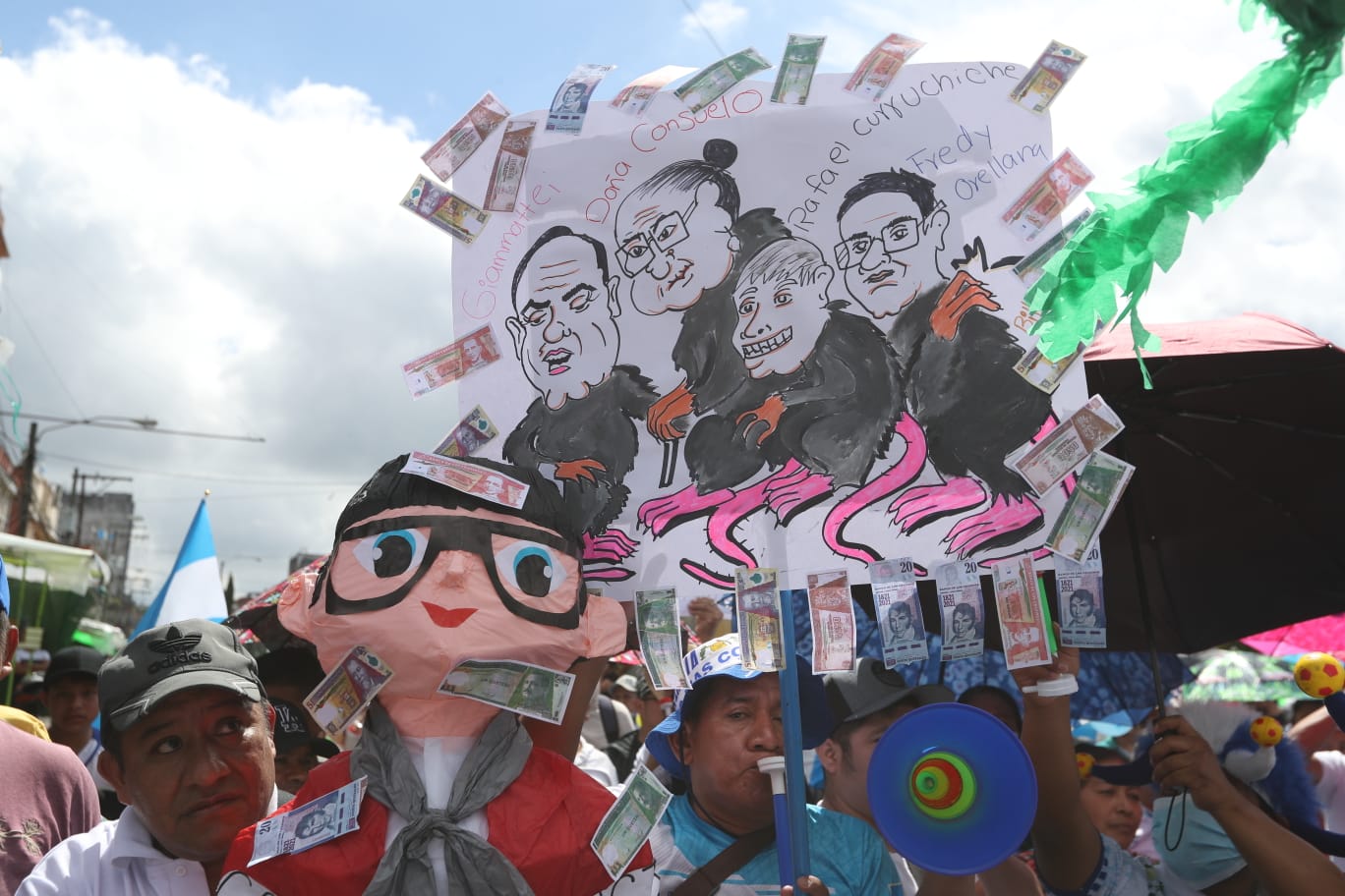 Este lunes 9 de octubre, los vendores de mercados y de la economía informal, se unieron a las protestas y bloqueos que exigen la renuncia de la fiscal general y demás autoridades. (Foto Prensa Libre: María Reneé Barrientos)