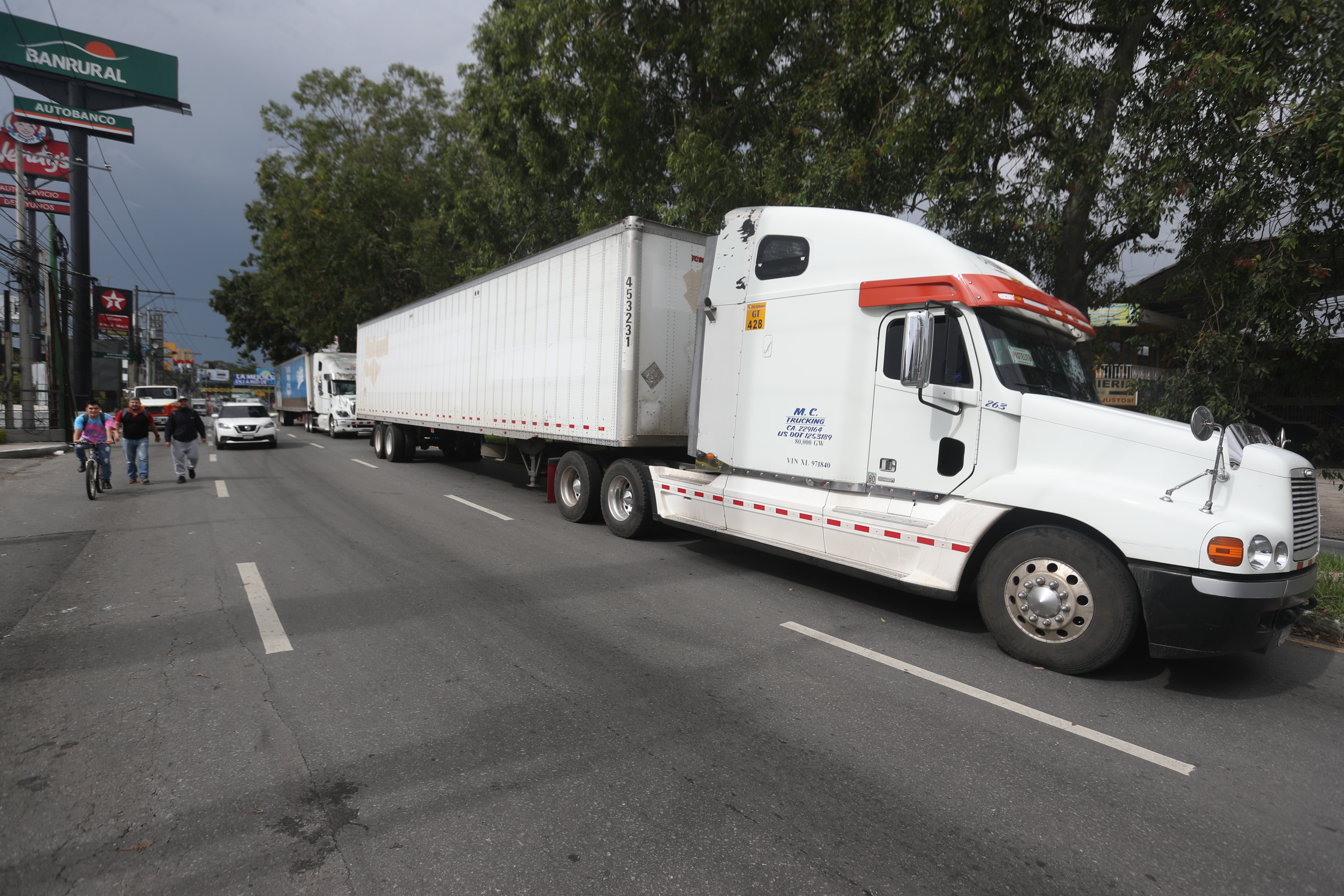 BLOQUEOS, 10 OCTUBRE, CAES. En el noveno da de manifestaciones, se cubra el bloqueo en el kilmetro 14.5 de Carretera a El Salvador, un bloqueo puesto por CODECA. En este punto, se le dejaba transitar a las fuerzas de seguridad, personal de la salud y mensajeros que llevasen medicinas. En la imagen, bloqueo de parte de CODECA.Transporte pesado es perjudicado por el bloqueo.

Juan Diego Gonzlez.  101023