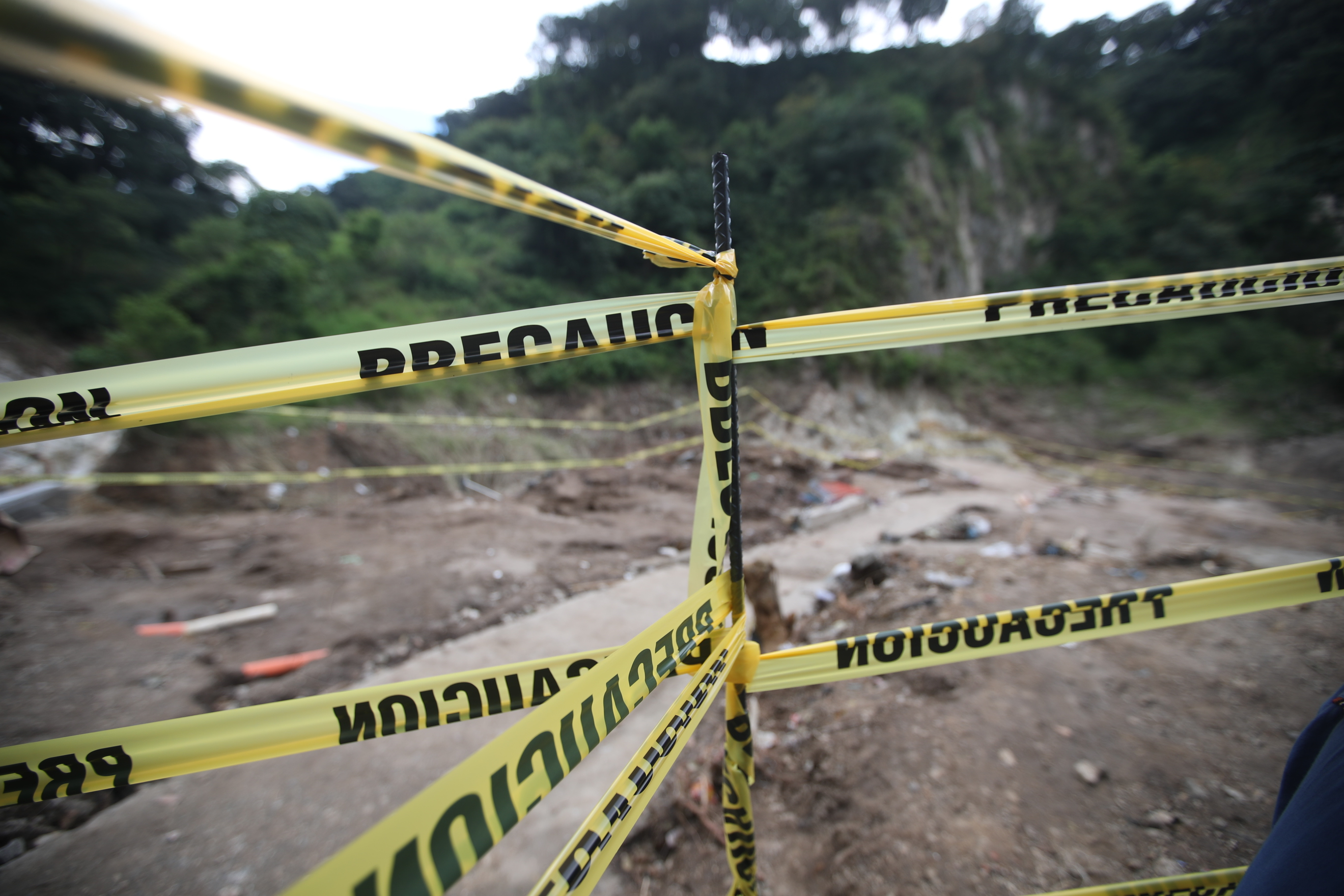 Un área del asentamiento Dios es fiel, bajo el Puente El Naranjo, en la zona 7 de la capital, fue declarada inhabitable. (Foto Prensa Libre: María José Bonilla)  