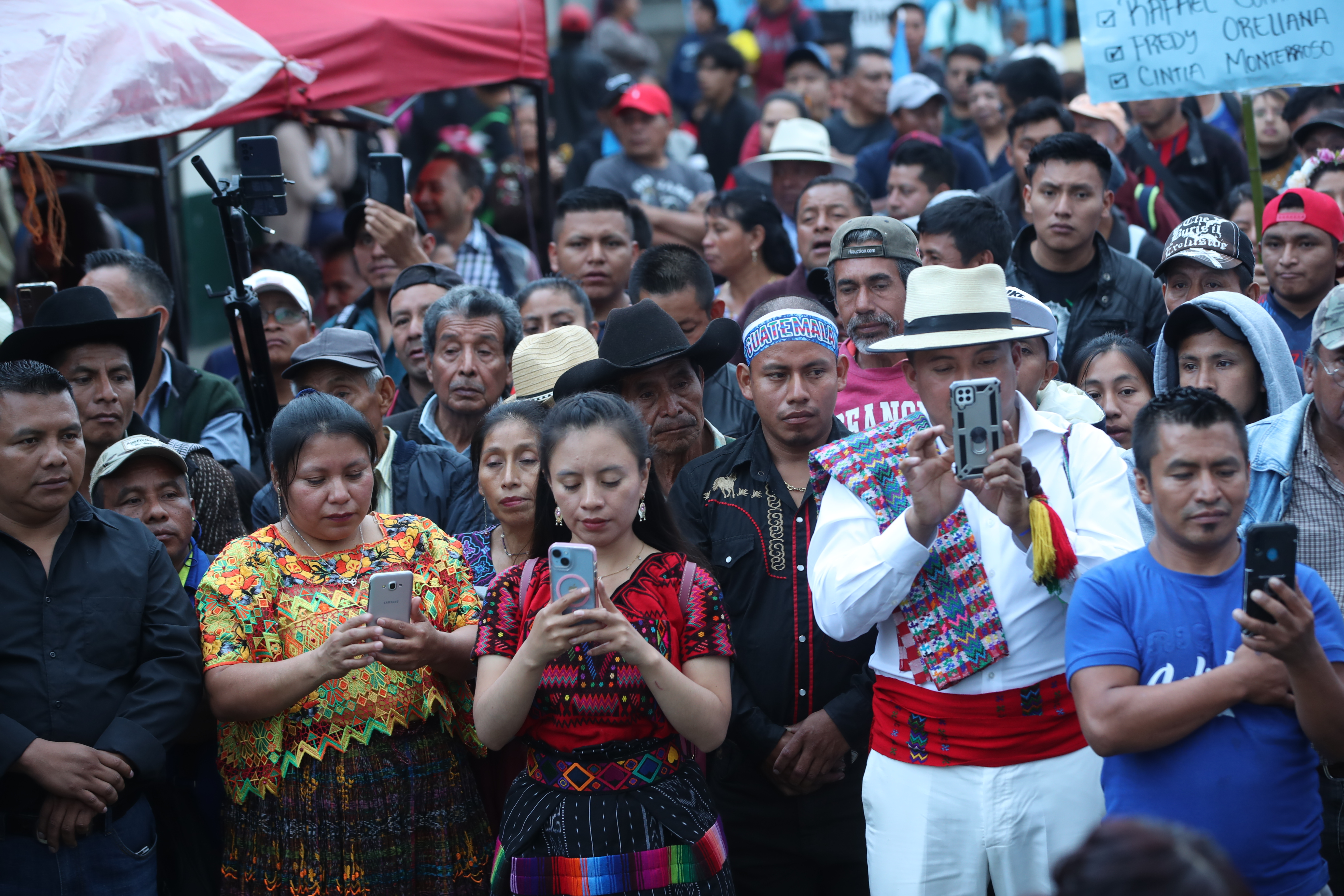 Un grupo de manifestantes se mantiene frente a la sede del Ministerio Público para exigir la renuncia de Consuelo Porras, Rafael Curruchiche y Cinthia Monterroso. (Foto Prensa Libre: María José Bonilla)