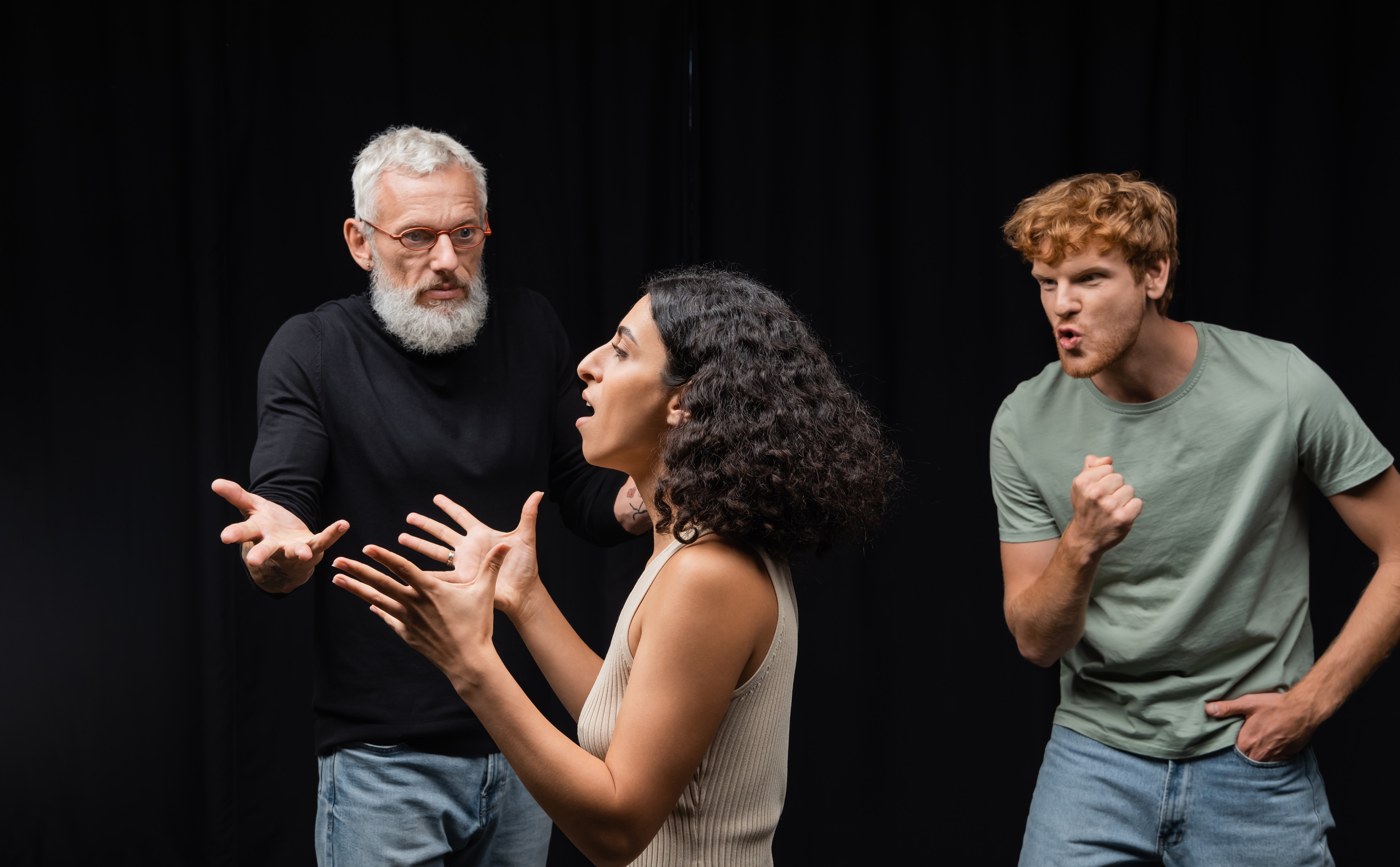 El teatro y sus beneficios terapéuticos: Cómo la dramatización facilita el autoconocimiento emocional