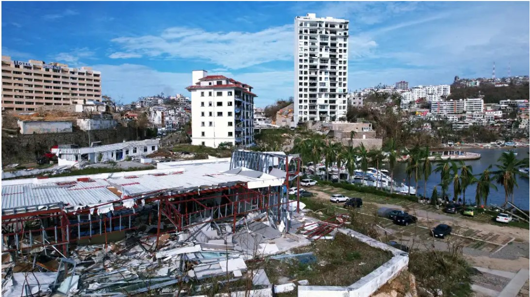 Expertos critican la falta de regulación en zona turística. Edificaciones dañadas en complejo turístico de Acapulco. (Foto Prensa Libre: EFE)