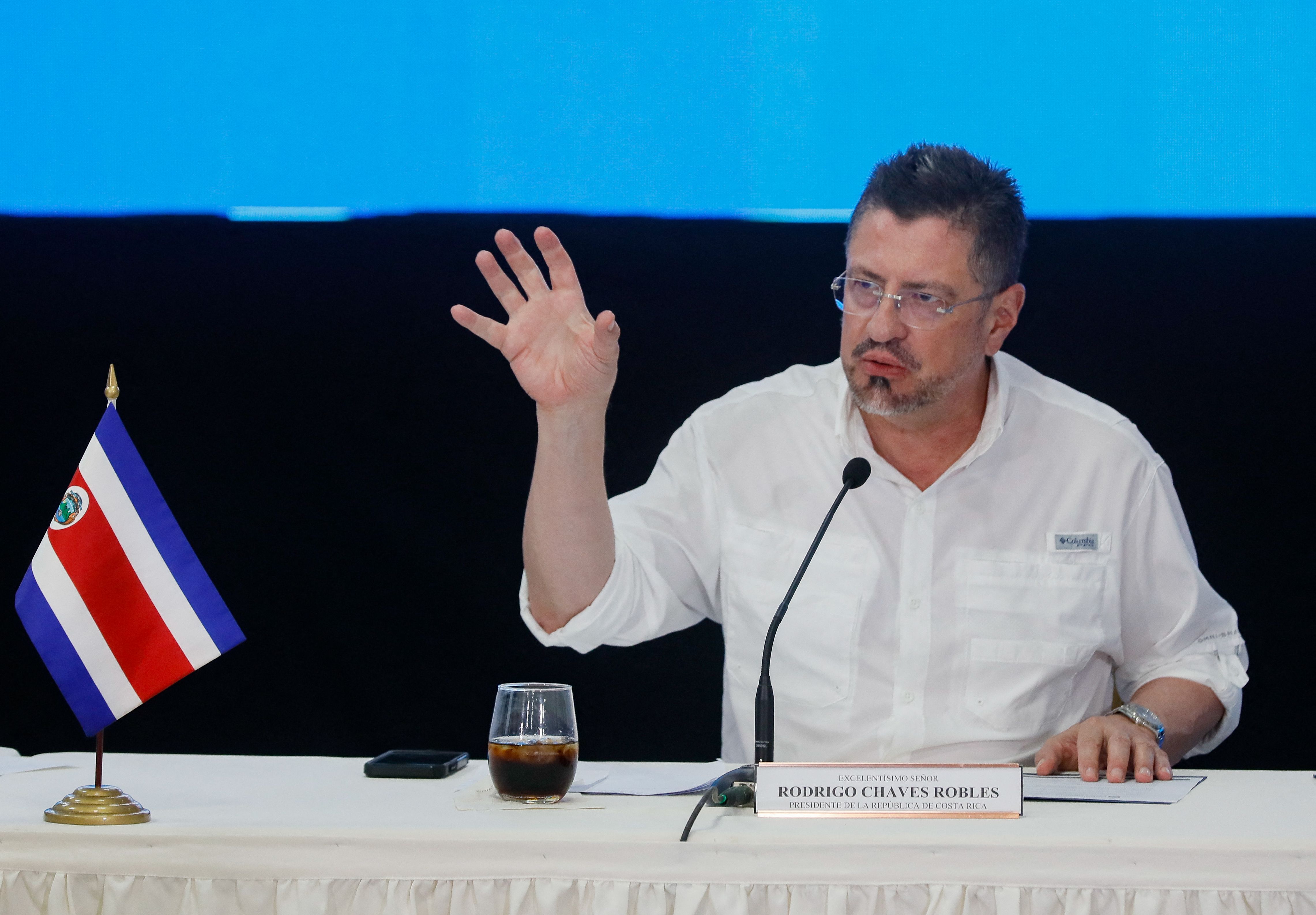 El gobierno del presidente de Costa Rica Rodrigo Chaves desde este martes impone visa a los hondureños. (Foto Prensa Libre: AFP) 