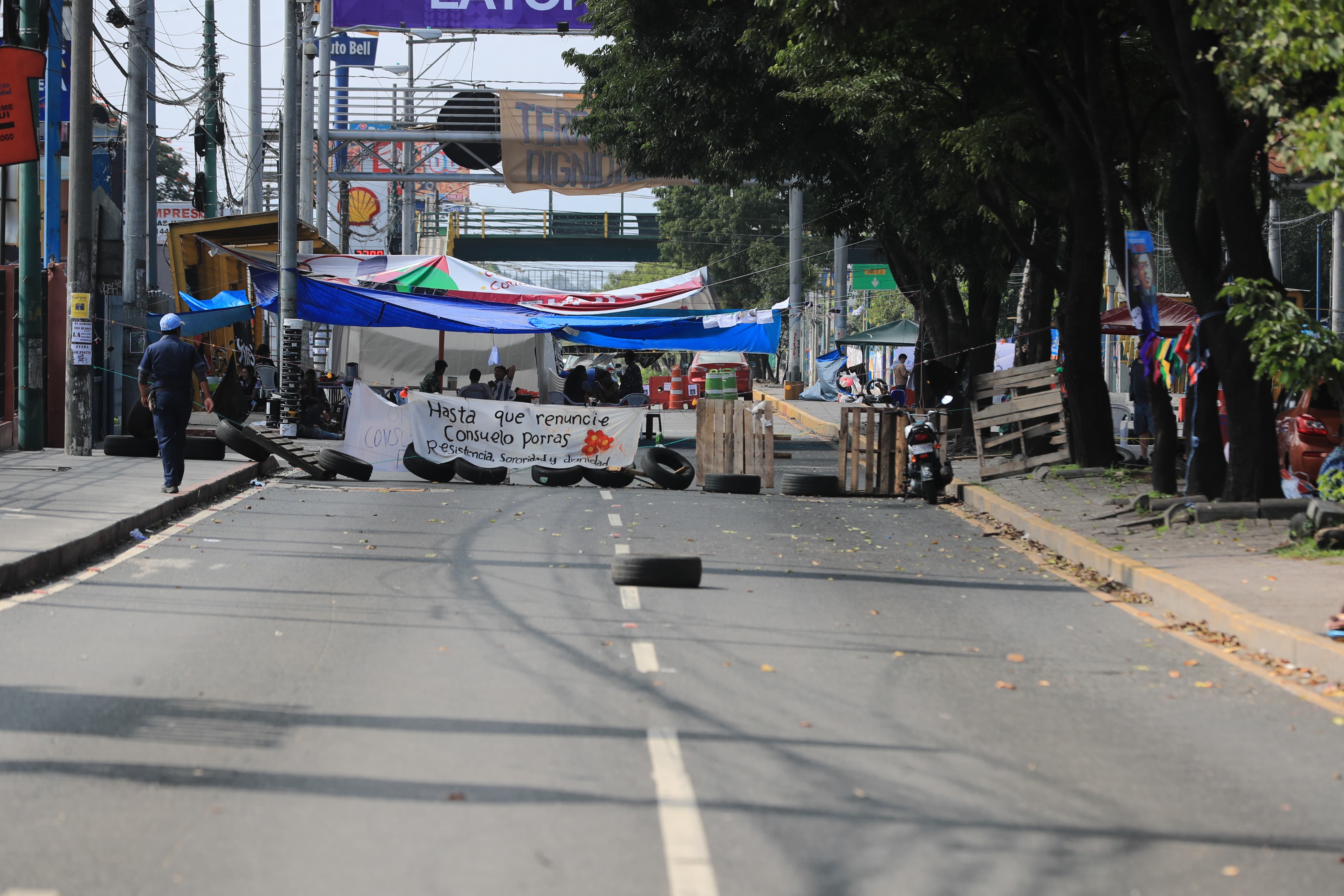 Bloqueo para pedir la renuncia de la fiscal Consuelo Porras continúa en la Avenida Petapa. (Foto Prensa Libre: Elmer Vargas) 