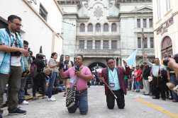 Imagen de cómo fueron los momentos en que líderes indígenas se arrodillaron para orar por la reunión que sostendrán con el gobierno por la crisis política que atraviesa Guatemala. (Foto Prensa Libre: María Reneé Barrientos)