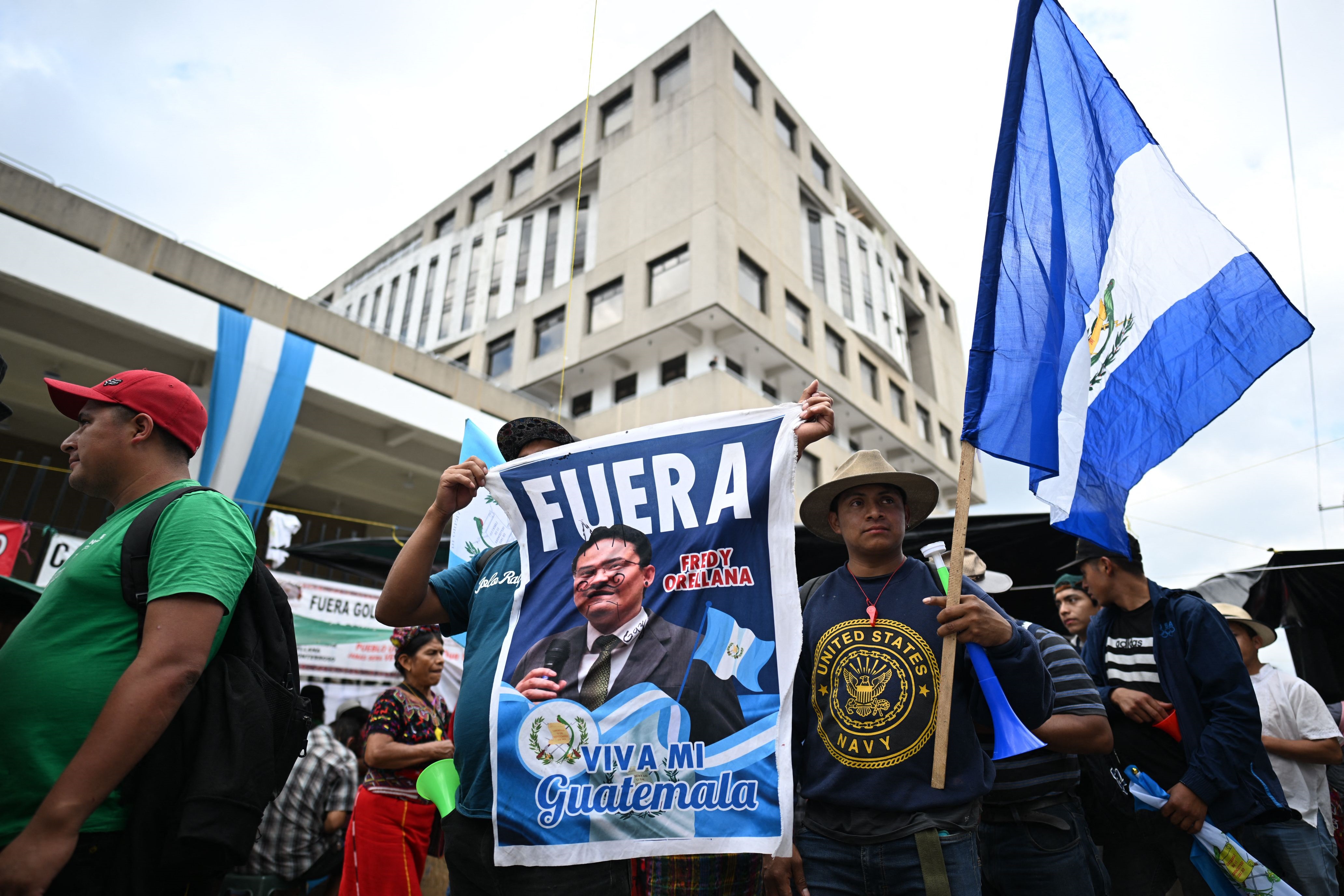 La crisis en el país comenzó a raíz de los allanamientos que hizo la Feci en el Tribunal Supremo Electoral. Una manifestación frente al MP, en la zona 1 capitalina. (Foto Prensa Libre: AFP)