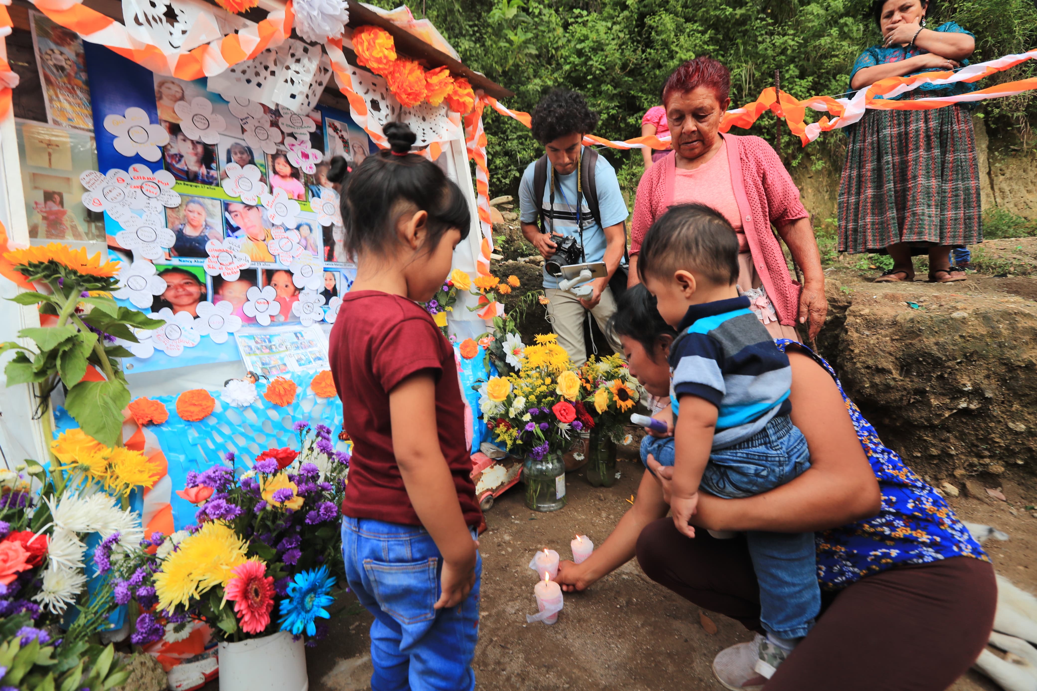 Personas dejan velas en el altar que rinde homenaje a las víctimas'