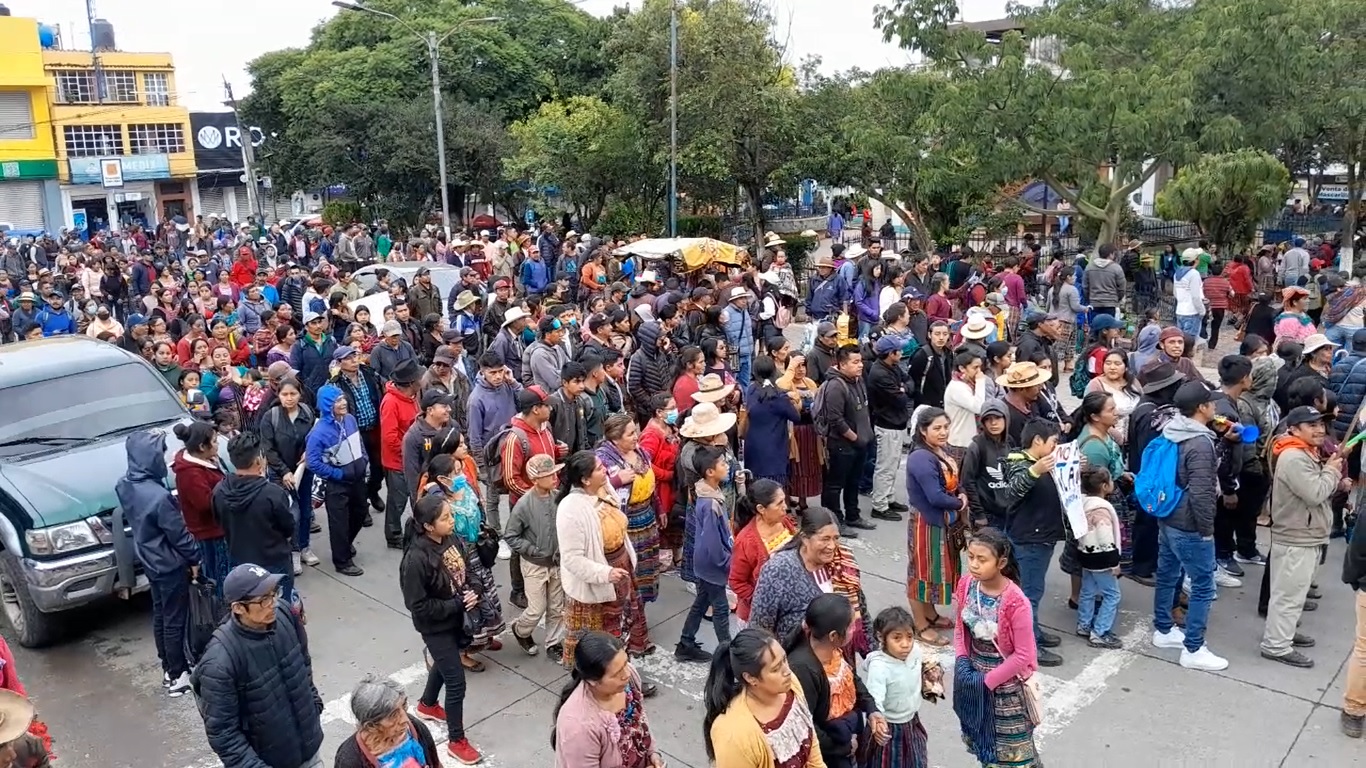 Vecinos de Santa Cruz del Quiché caminan desde diferentes puntos para exigir la renuncia de la fiscal general Consuelo Porras. (Foto Prensa Libre: Héctor Cordero)