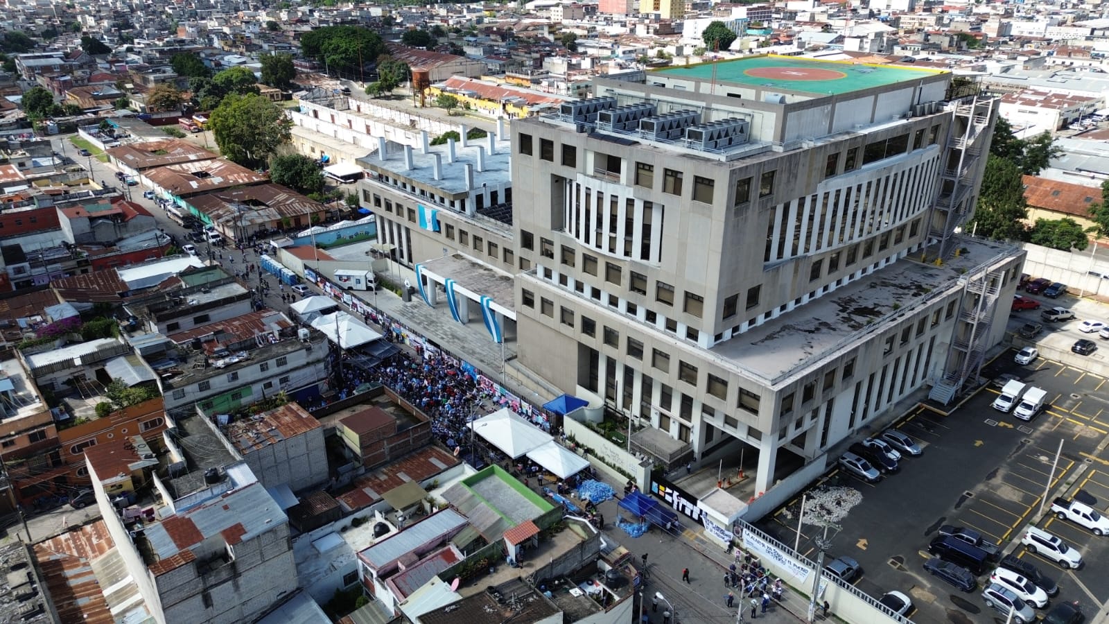 SIGUE PROTESTA FRENTE AL MP