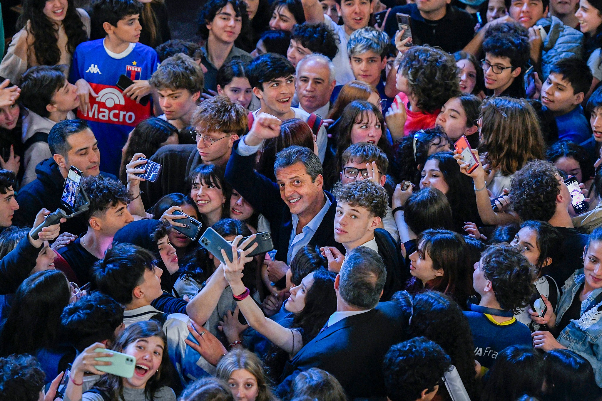 El candidato peronista y ministro de Economía, Sergio Massa, dio hoy la sorpresa al revertir los sondeos y ganar la primera vuelta de las elecciones argentinas, para enfrentarse en el balotaje el próximo 19 de noviembre al aspirante de la Libertad Avanza, Javier Milei, quien ganó en las primarias el 13 de agosto. (Foto Prensa Libre: Facebook Sergio Massa).