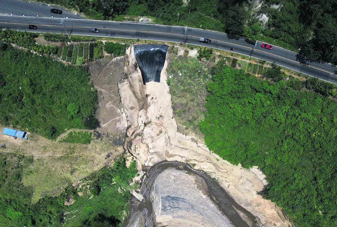 Así se veía el socavón ubicado en la interconexión del kilómetro 14 de la ruta a San Cristóbal y Villalobos en Villa Nueva, el 25 de agosto del 2023. (Foto Prensa Libre: Roberto López)
Fotografía:Roberto López.     Fecha: 25/08/2023.