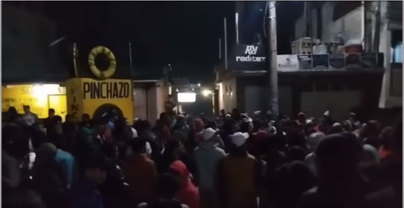 Pobladores de Totonicapán se organizan para impedir el paso de agentes de la PNC. (Foto Prensa Libre: Captura de Pantalla de video de Prensa Comunitaria)