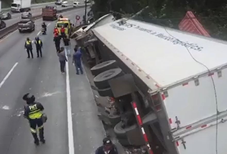 Tráiler volcado en la bajada de Villalobos