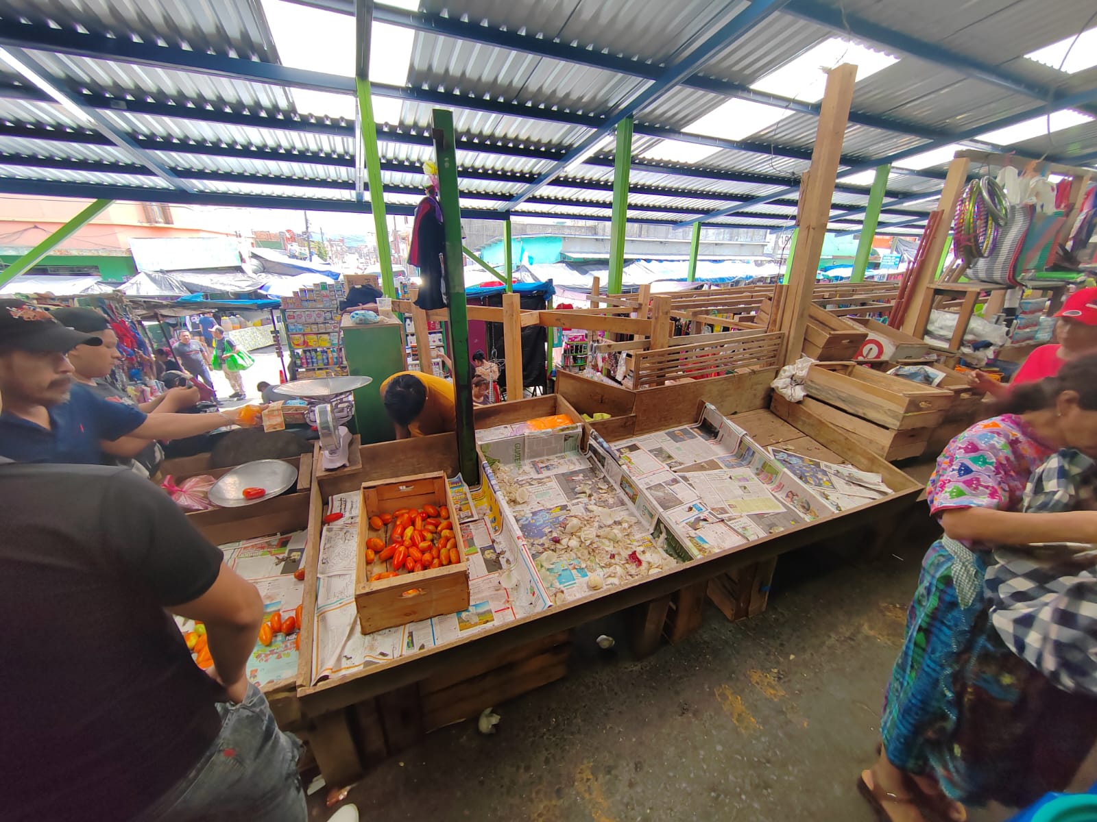 La escasez de alimentos es evidente en mercados.(Foto Prensa Libre: Rubén Lacán)