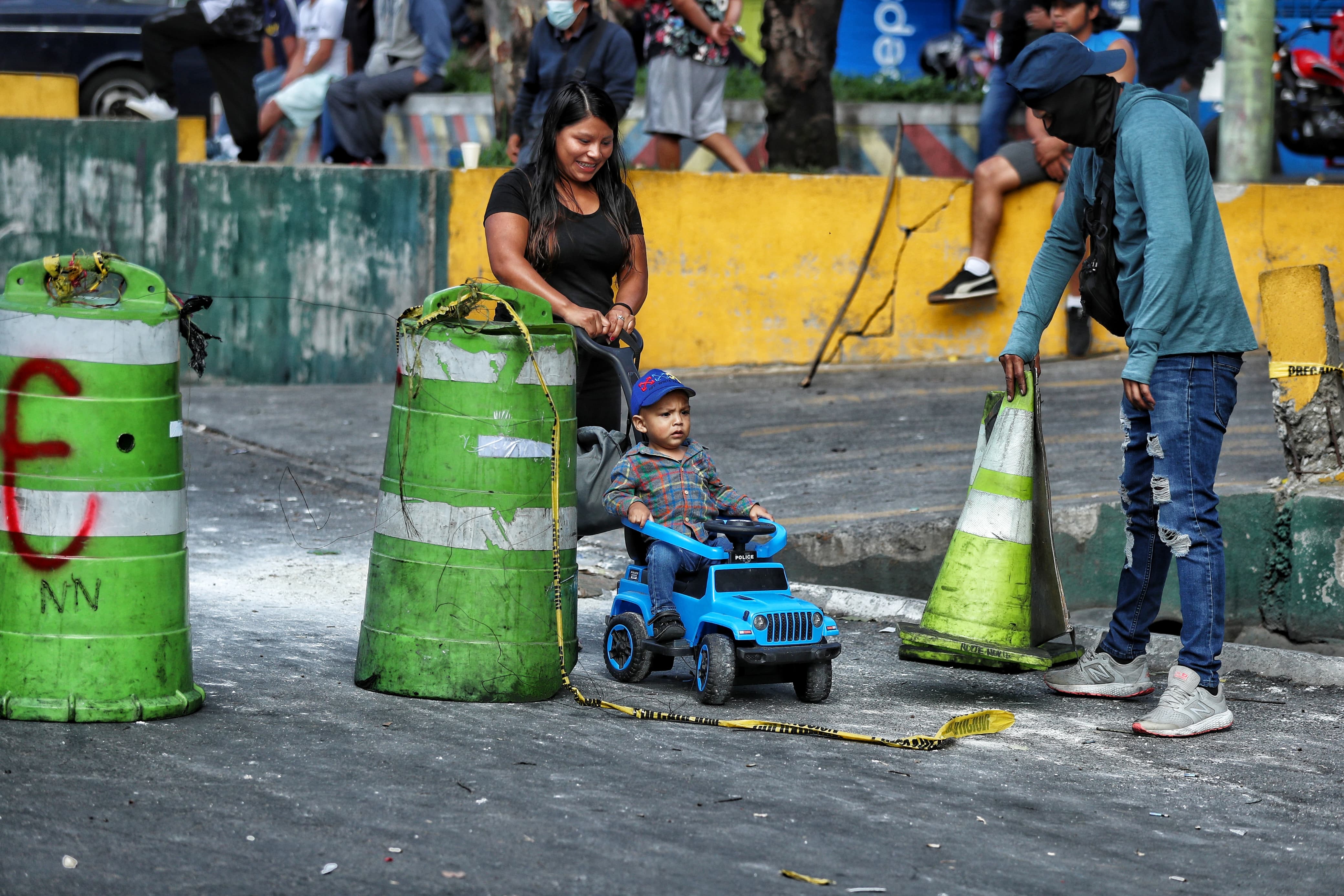 Fotos: Así transcurre el décimo día de bloqueos en el departamento de Guatemala este 11 de octubre de 2023'