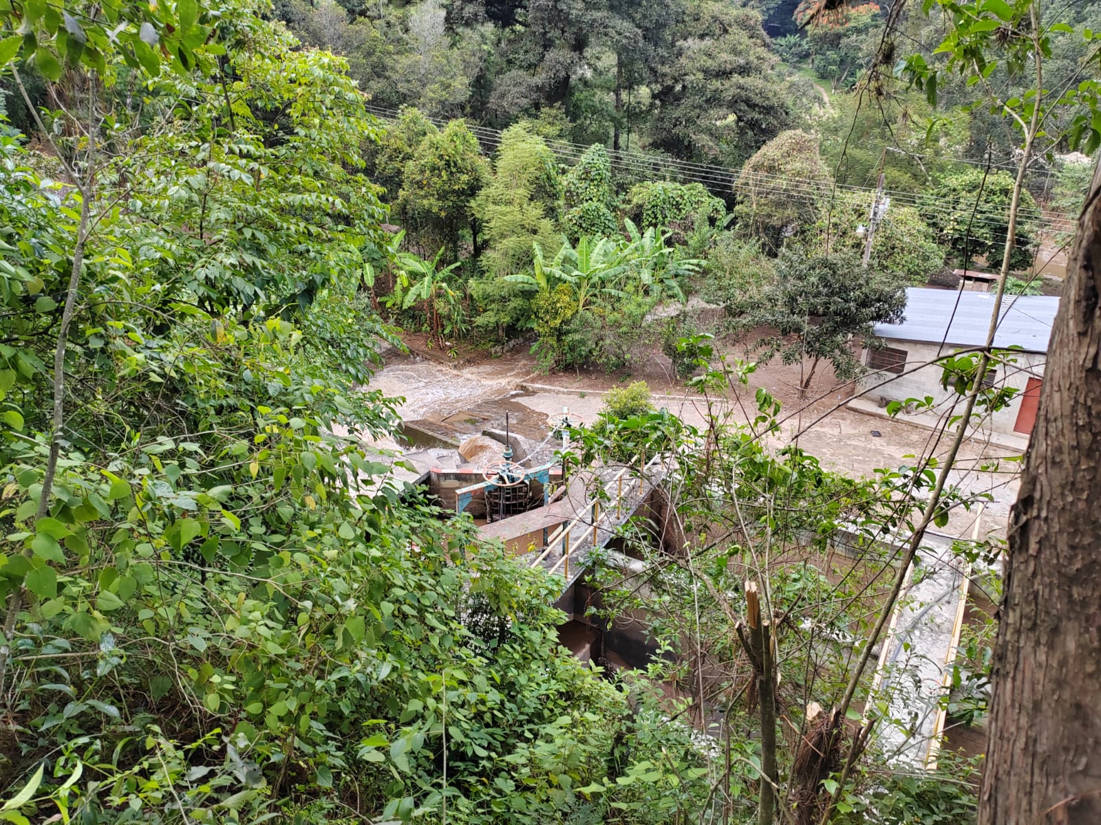 Los vecinos colocaron un candado a la llave de paso que permite el abastecimiento de agua a la capital, y constantemente efectúan recorridos para mantener vigilada la planta Xayá-Pixcayá. (Foto Prensa Libre: Fernando Magzul)