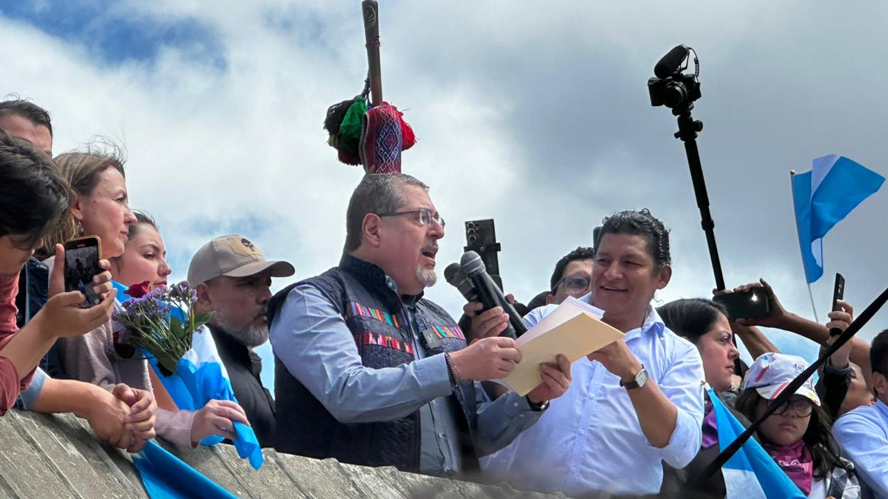 Además estuvo presente Jacobo Arbenz Vilanova , hijo del expresidente Jacobo Árbenz Guzmán, quien participó en la revolución de 1944. (Foto Prensa Libre: Henry Montenegro)