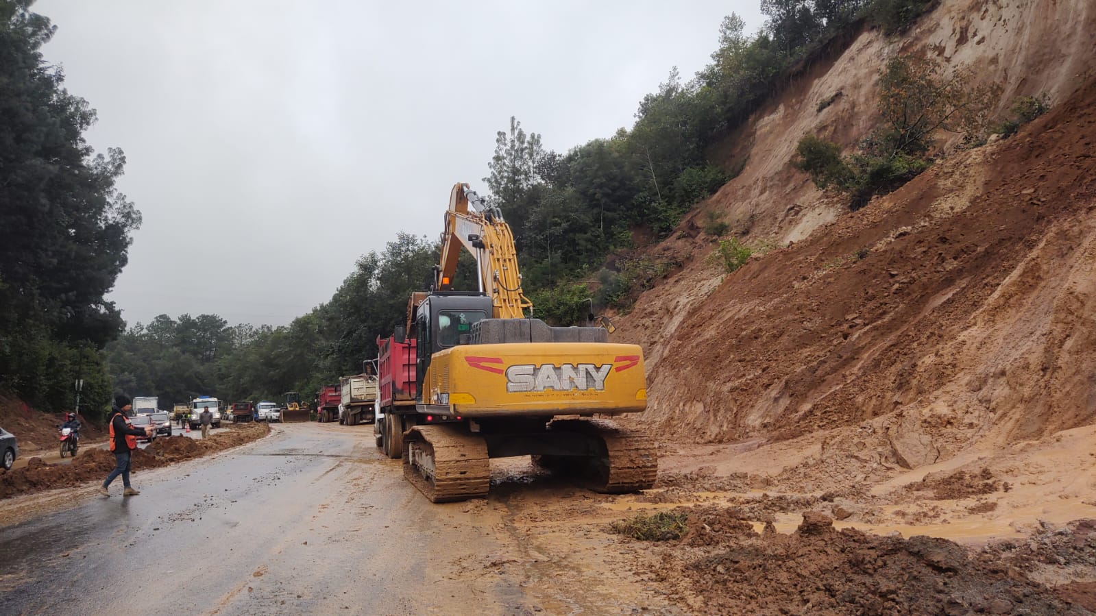 Los trabajos de limpieza continúan para evitar percances y contratiempos para los conductores. Fotografía: Prensa Libre (Andrea Domínguez).