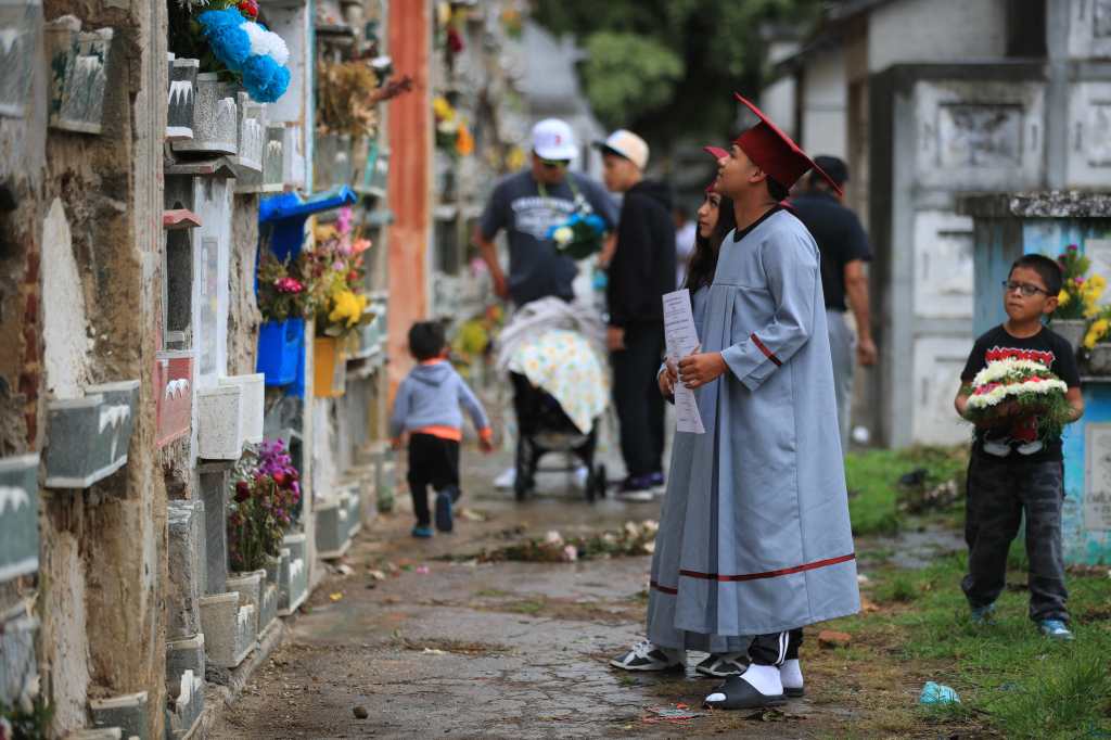  Con toga de graduandos: la emotiva razón por la que los hermanos Reyes Hernández llegaron así al Cementerio General a recordar a su abuela 