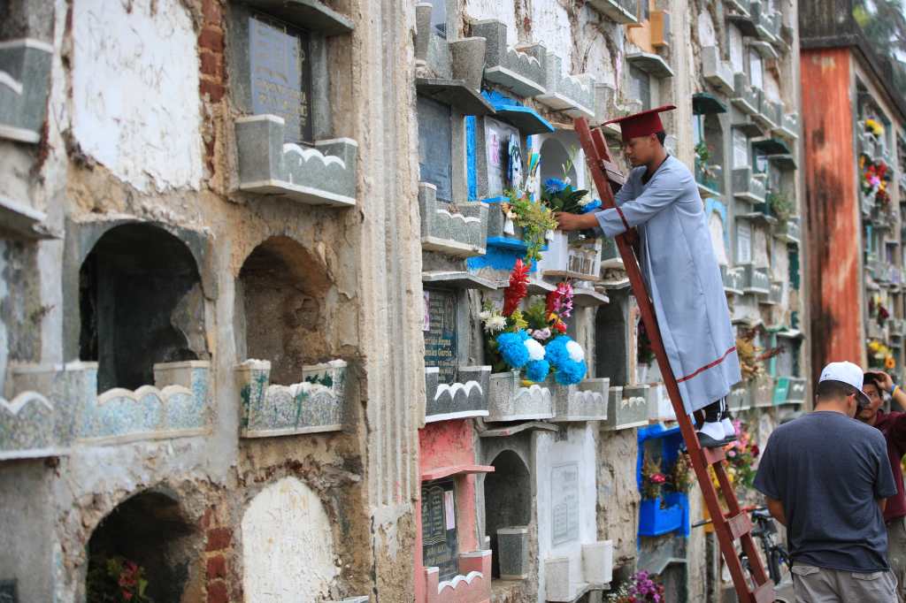 Con toga de graduandos: la emotiva razón por la que los hermanos Reyes Hernández llegaron así al Cementerio General a recordar a su abuela 