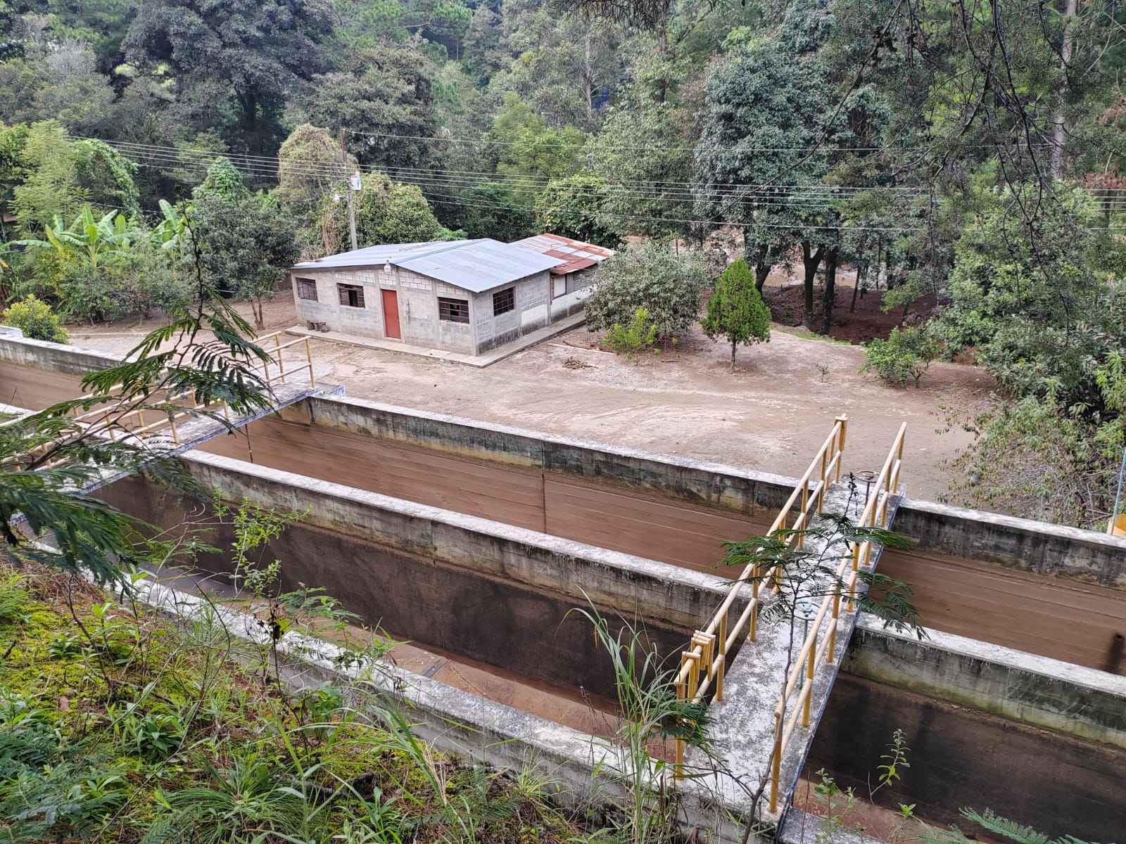 os vecinos colocaron un candado a la llave de paso que permite el abastecimiento de agua a la capital, y constantemente efectúan recorridos para mantener vigilada la planta Xayá-Pixcayá. (Foto Prensa Libre: Fernando Magzul)