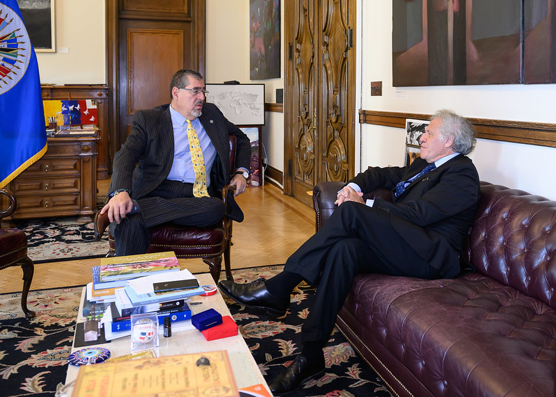 El presidente electo, Bernardo Arévalo, se reúne con el secretario general de la OEA, Luis Almagro, para hablar sobre la situación política de Guatemala.