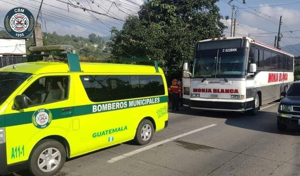 Las autoridades investigan el crimen violento de Juan Chen, de 65 años, piloto de un bus Monja Blanca, que circula entre la capital y Cobán, Alta Verapaz. Sicarios lo atacaron el 14 de octubre en la ruta al Atlántico, zona 25 de la Ciudad de Guatemala. (Foto Prensa Libre: Bomberos Municipales).